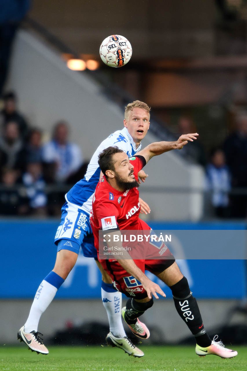 IFK Göteborgs Hjörtur Hermannsson i närkamp  med
