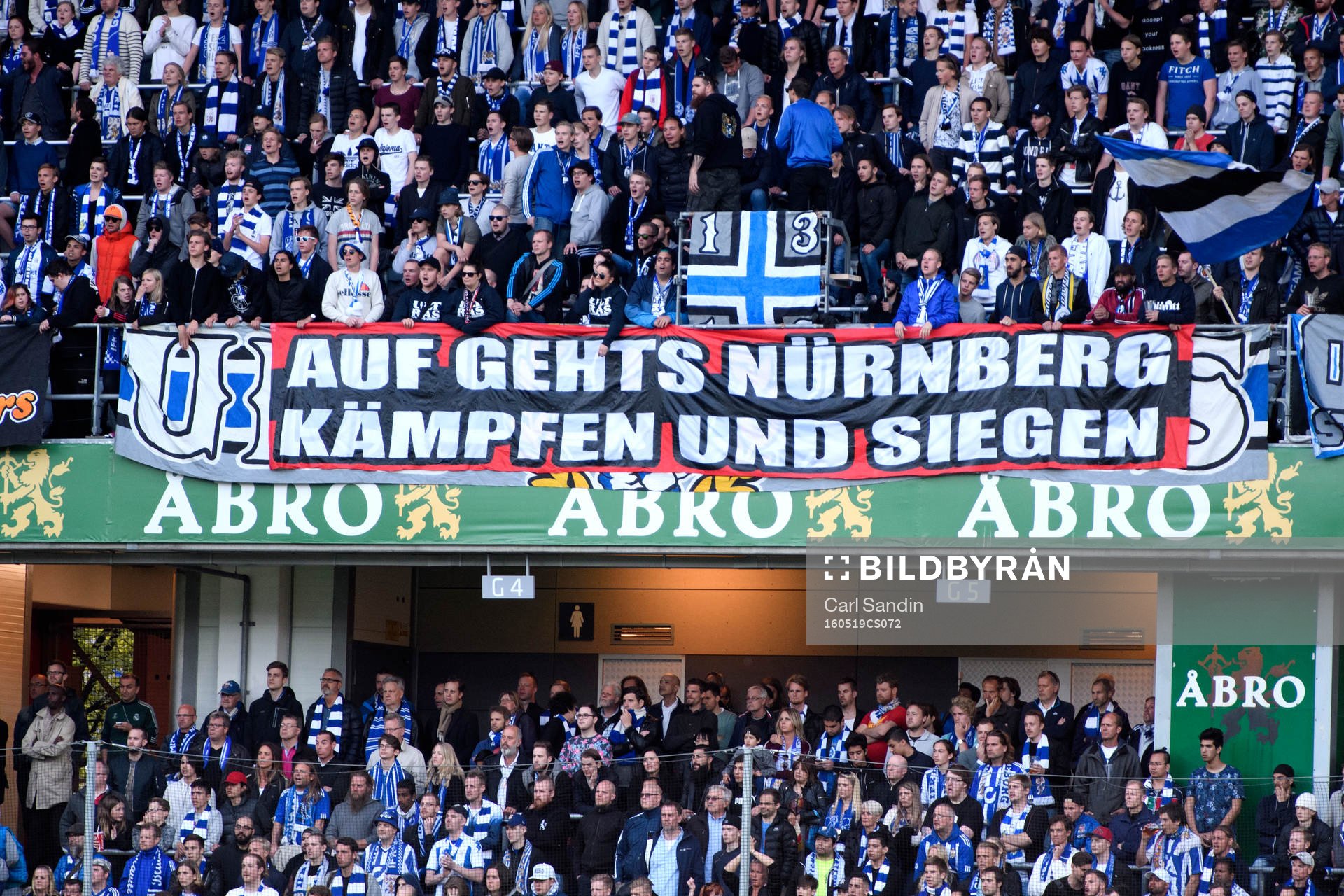 IFK Göteborgs supportrar har en vela med en tysk text Auf