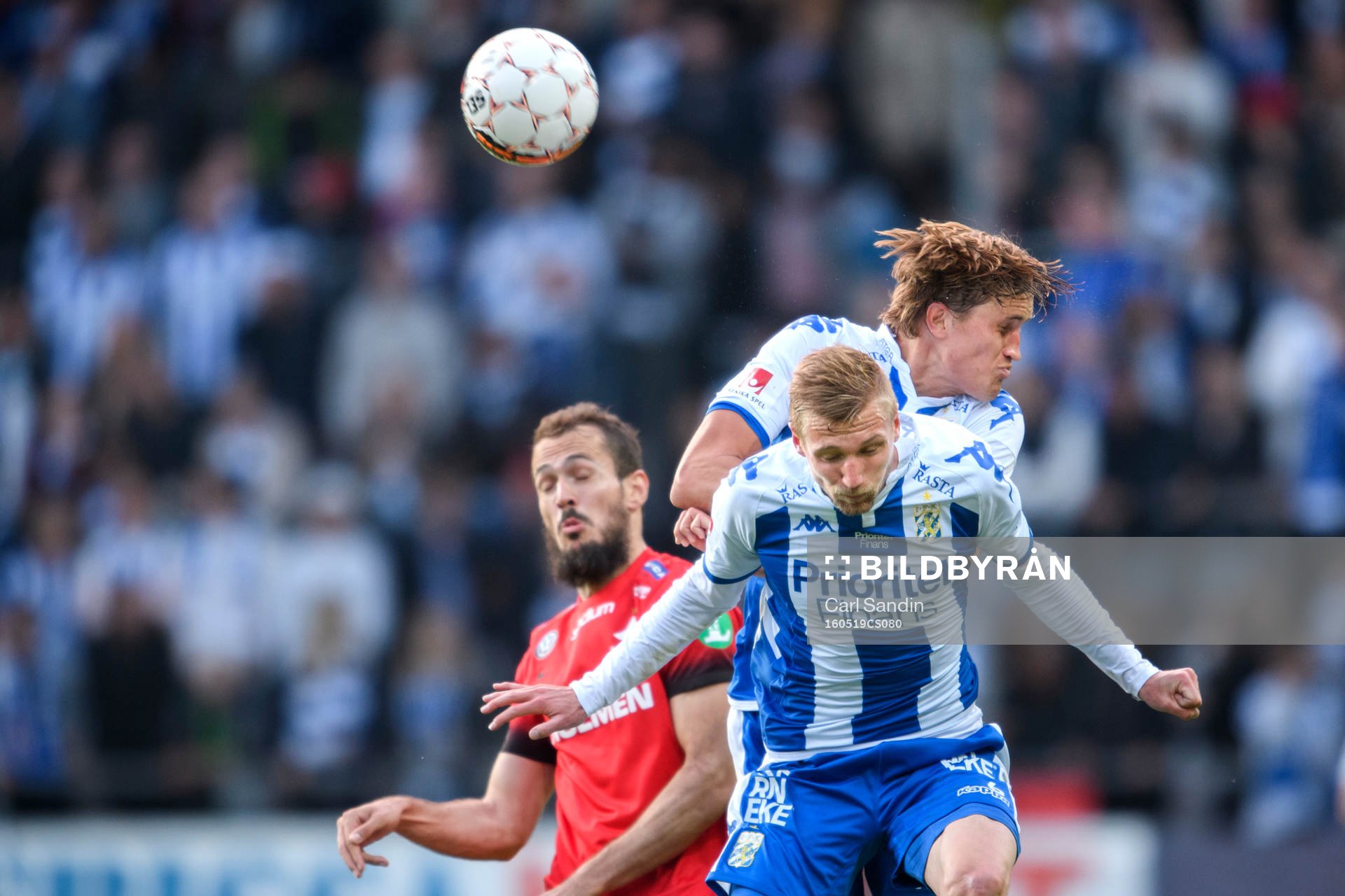 IFK Göteborgs Thomas Rogne i nickduell med Sebastian
