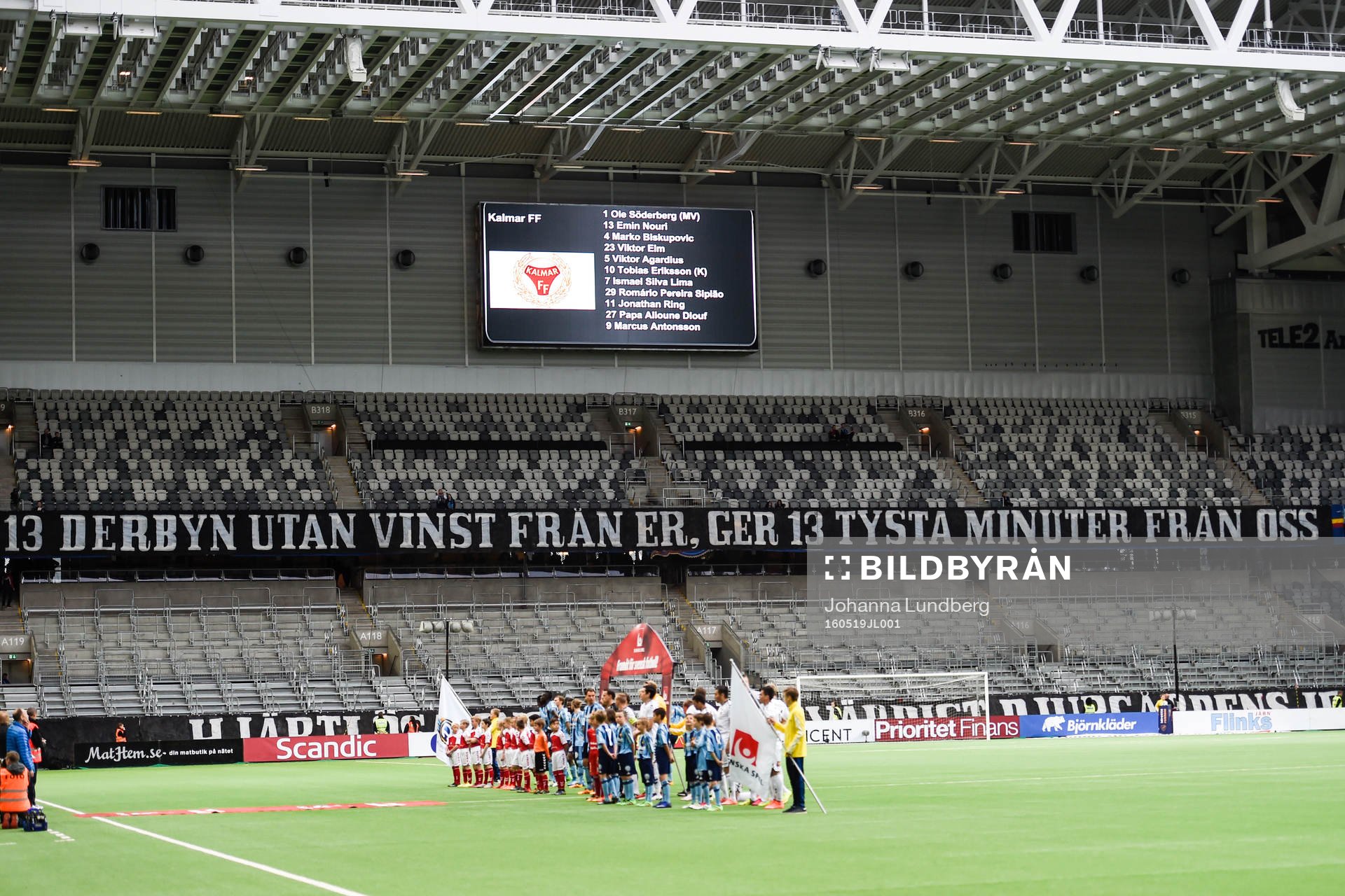 Tomma läktare i protest de första 13 minuterna