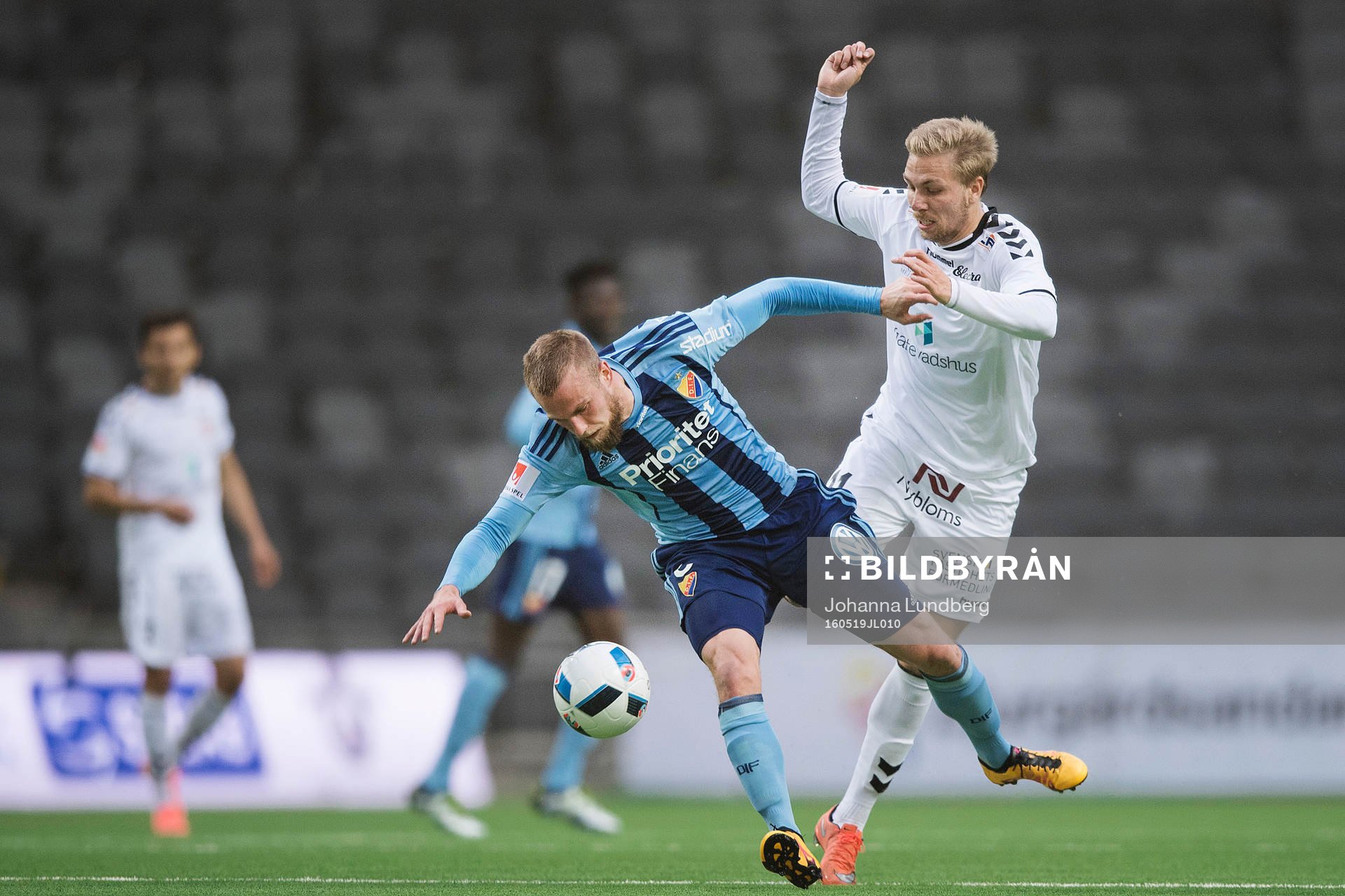 Djurgårdens Alexander Faltsetas i en duell med Kalmars