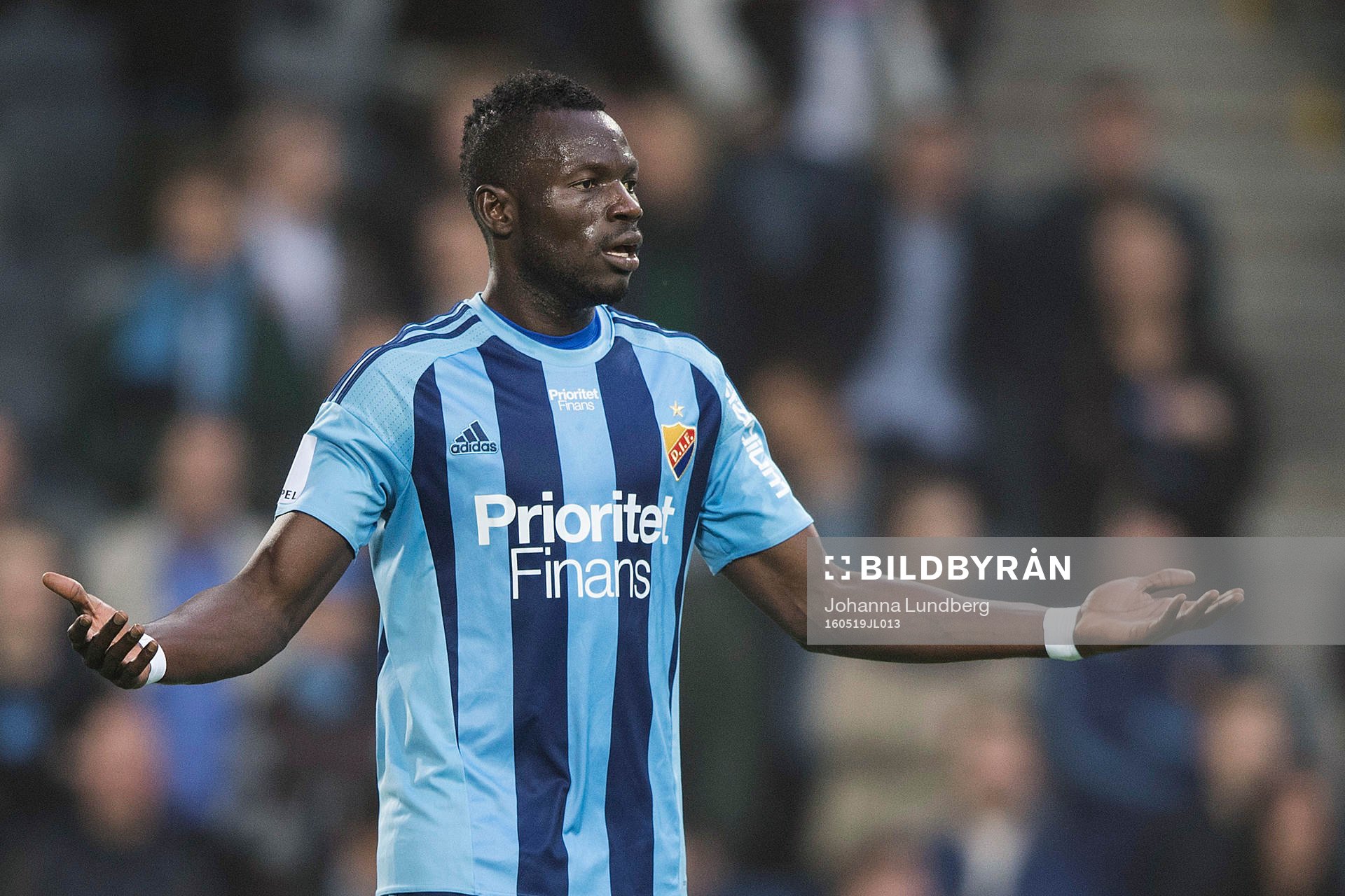 Djurgårdens Omar Colley reagerar mot domaren