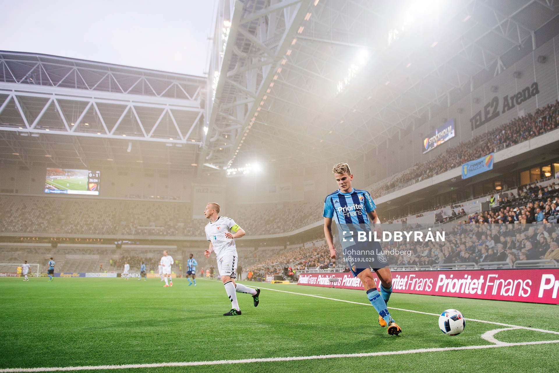 Djurgårdens Tim Björkström släpper ut en boll till