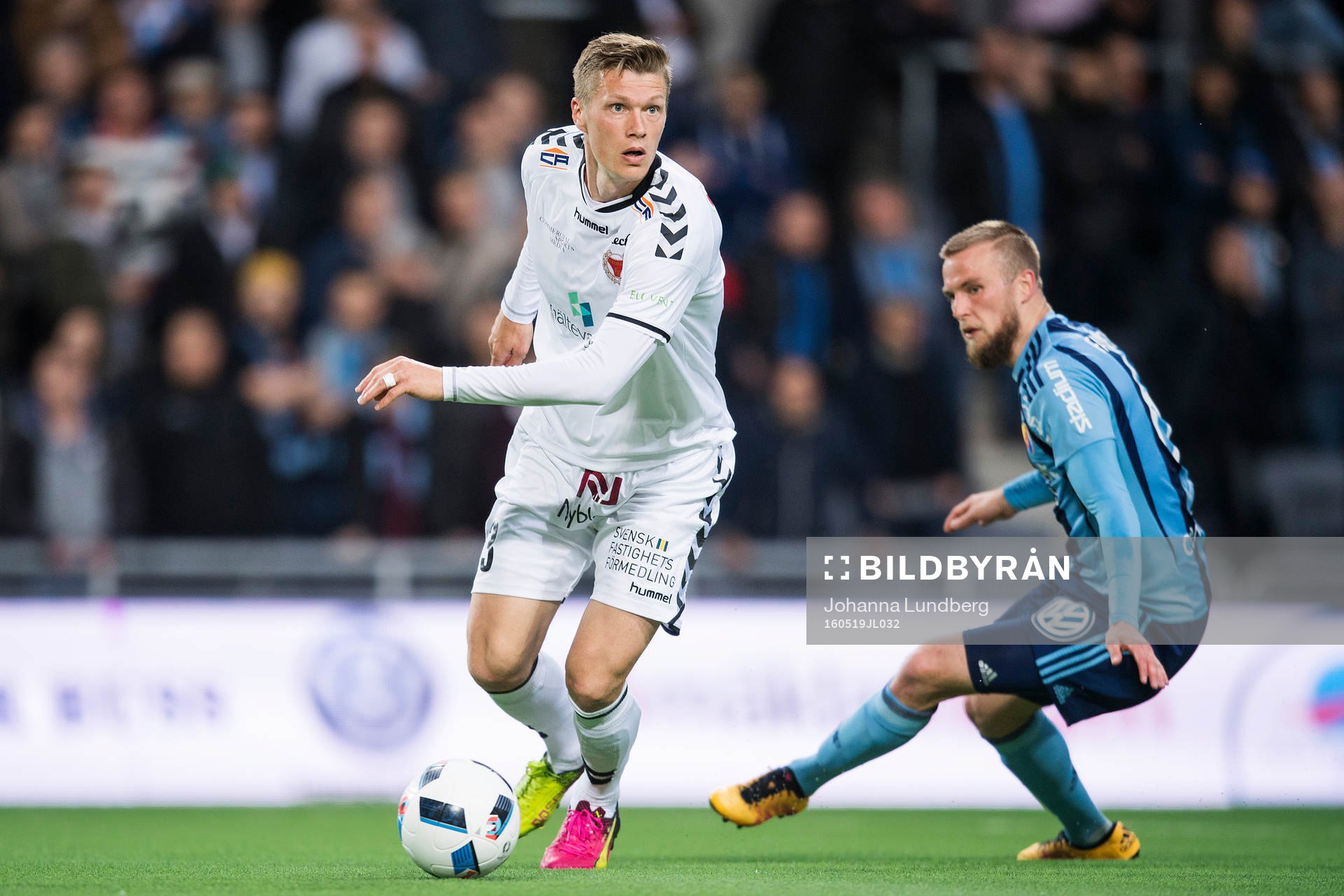 Kalmars Viktor Elm jagas av Djurgårdens Alexander Faltsetas
