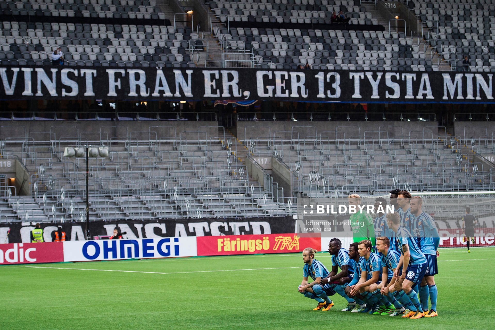 Djurgårdens spelare ställer upp för en lagbild framför