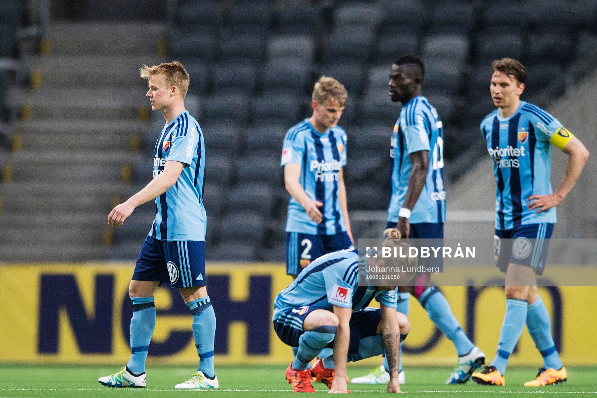 Djurgårdens spelare med Daniel Berntsen längst fram deppar