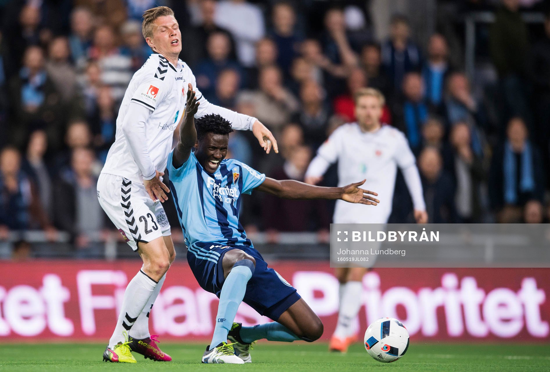Kalmars Viktor Elm i en duell med Djurgårdens Michael