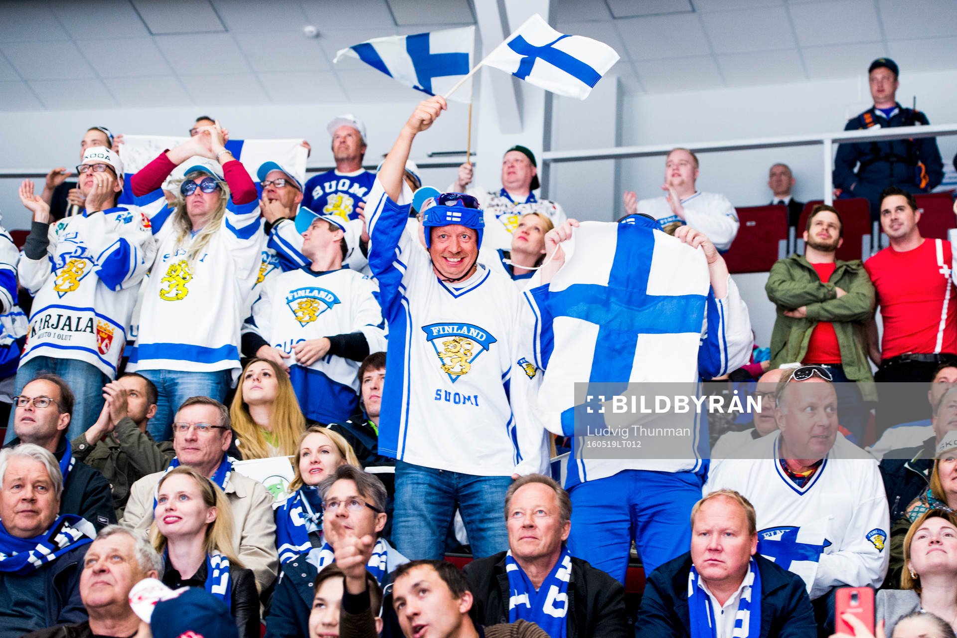 Finlands supportrar jublar på läktaren