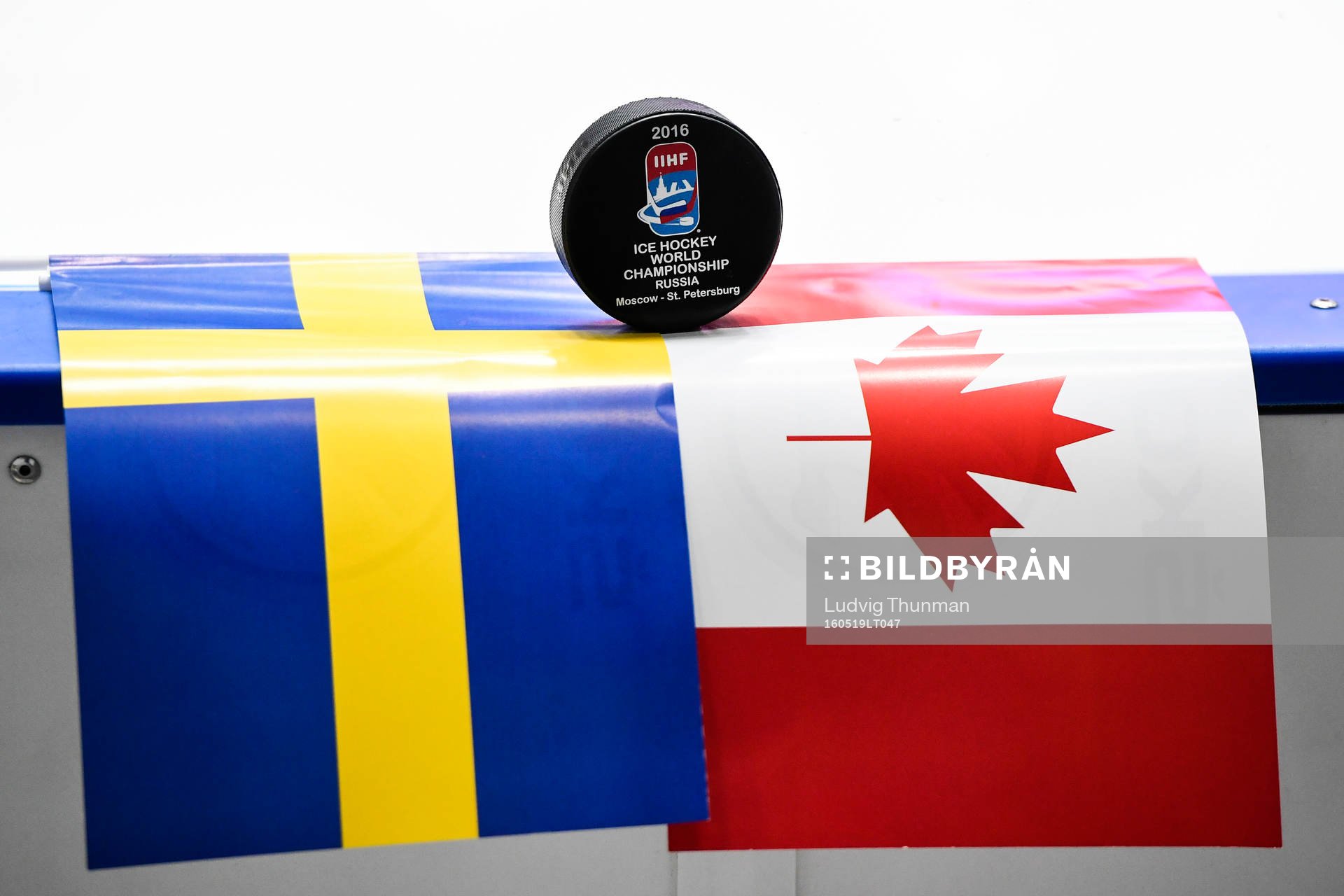 Officiella matchpucken står redo ovanpå Sveriges och