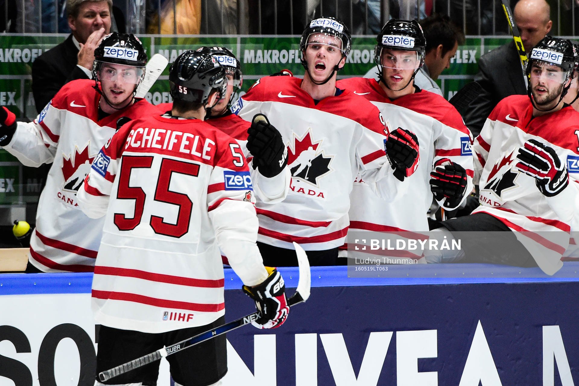Kanadas Mark Scheifele jublar med båset