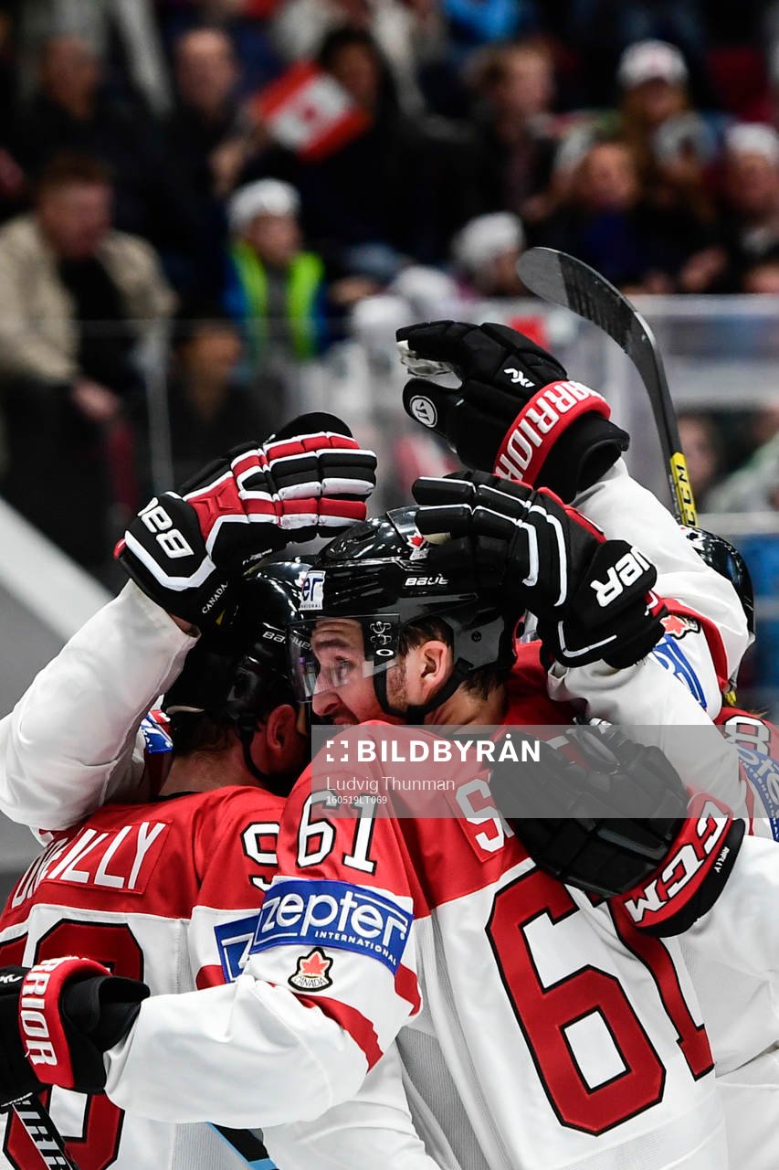 Kanadas Connor McDavid och Mark Stone jublar med Mark