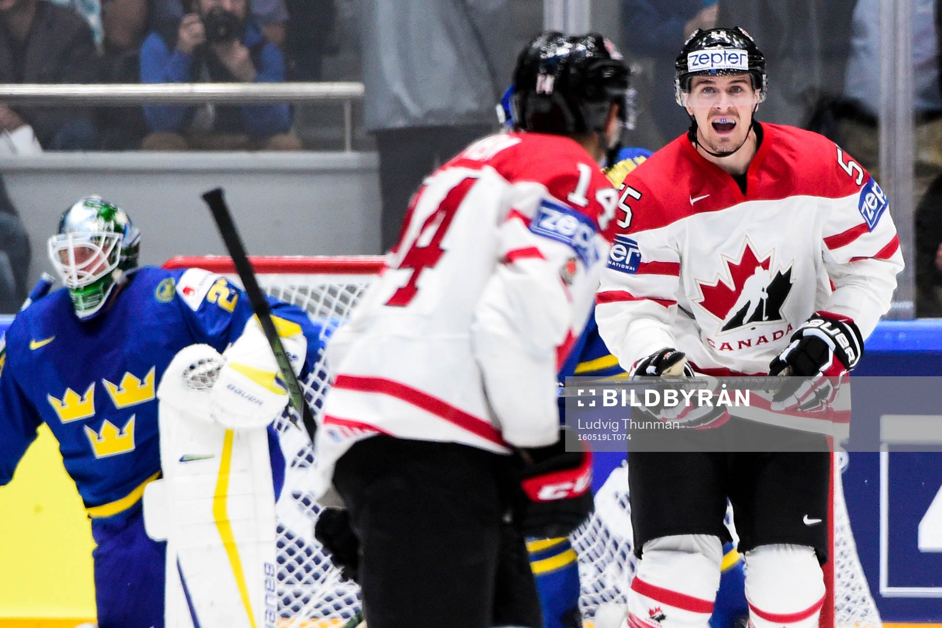Kanadas Mark Scheifele jublar mot Matt Dumba