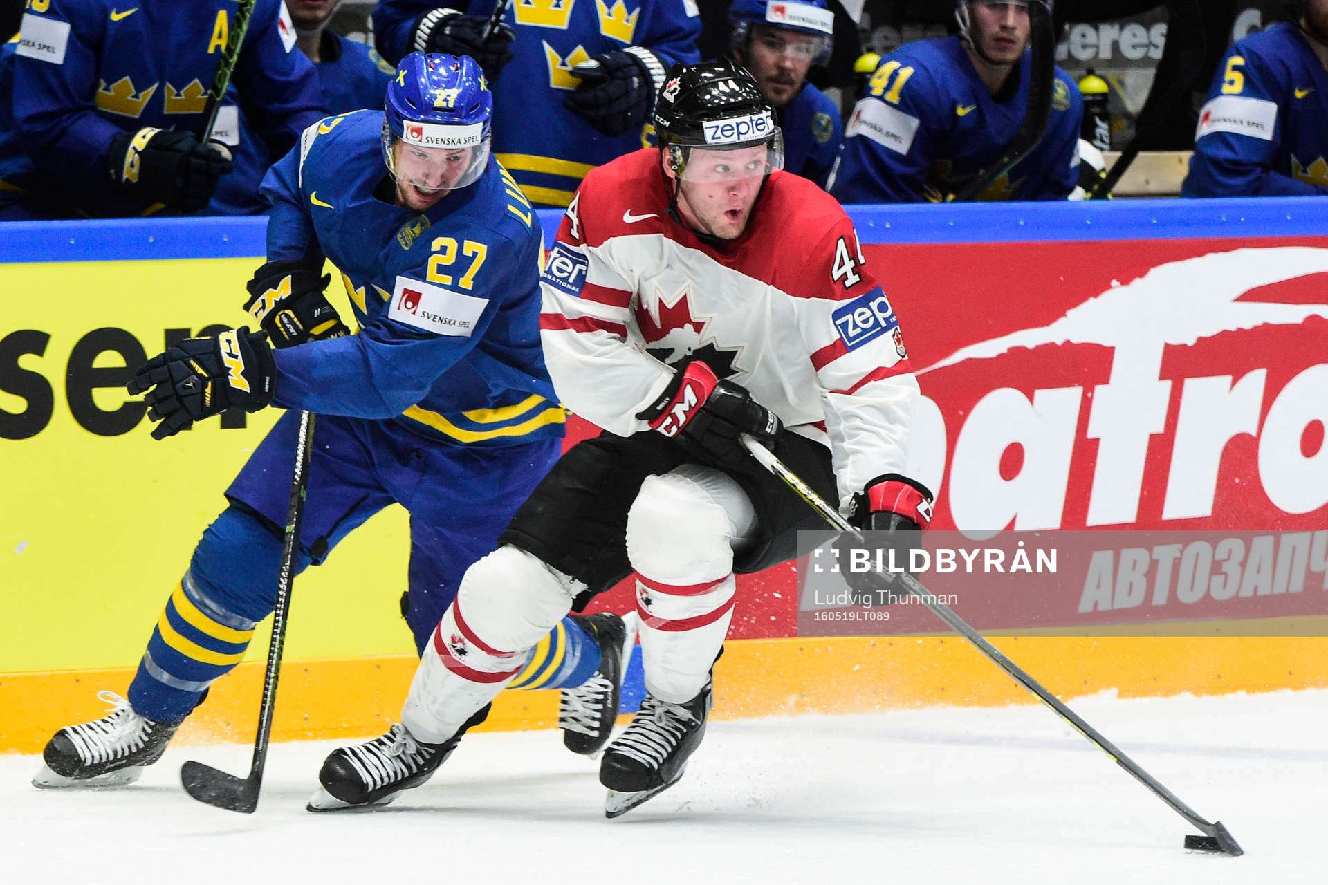 Sveriges Martin Lundberg jagar Kanadas Morgan Rielly