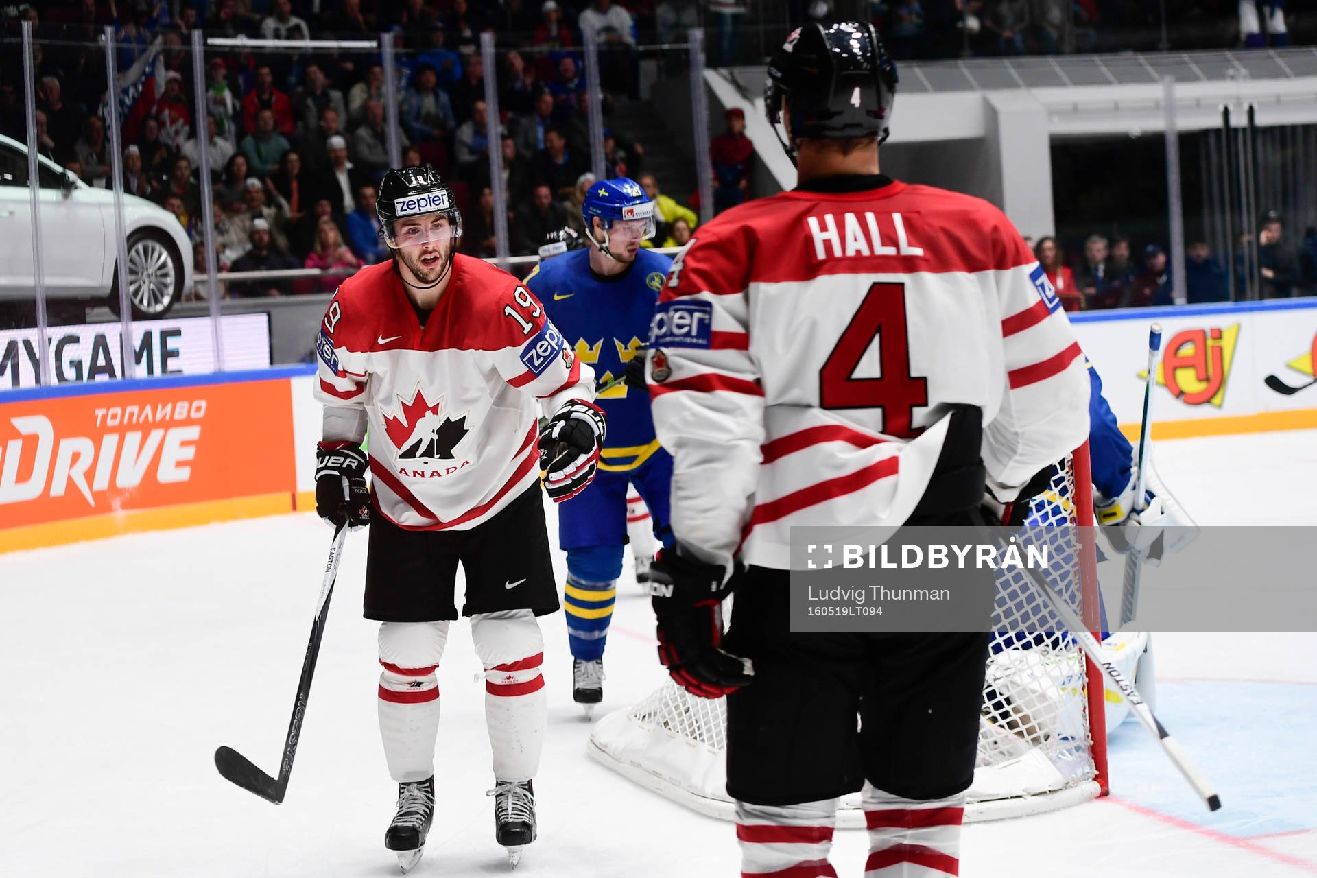 Kanadas Derick Brassard och Taylor Hall jublar