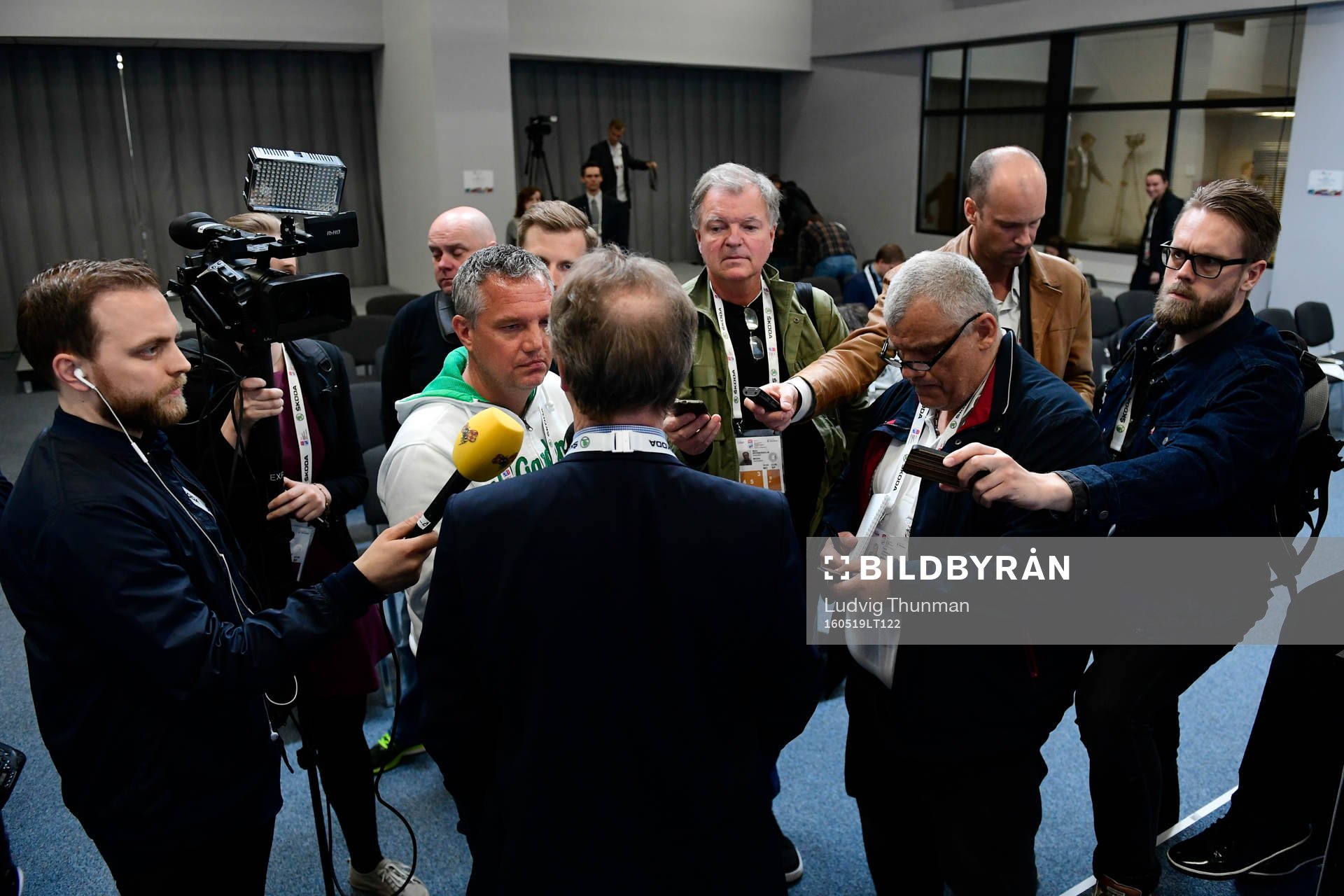 Sveriges förbundskapten Pär Mårts pratar med media