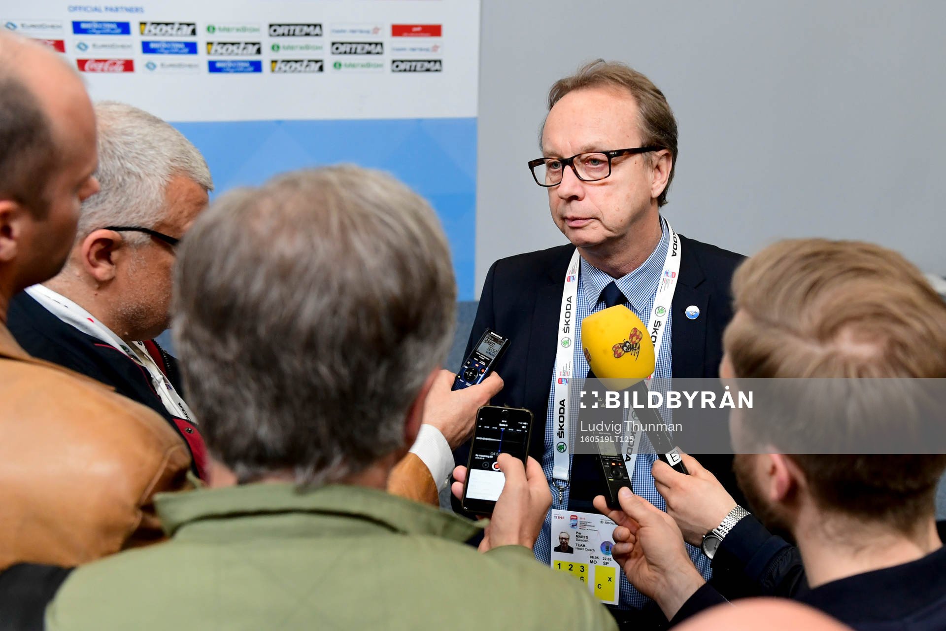 Sveriges förbundskapten Pär Mårts pratar med media