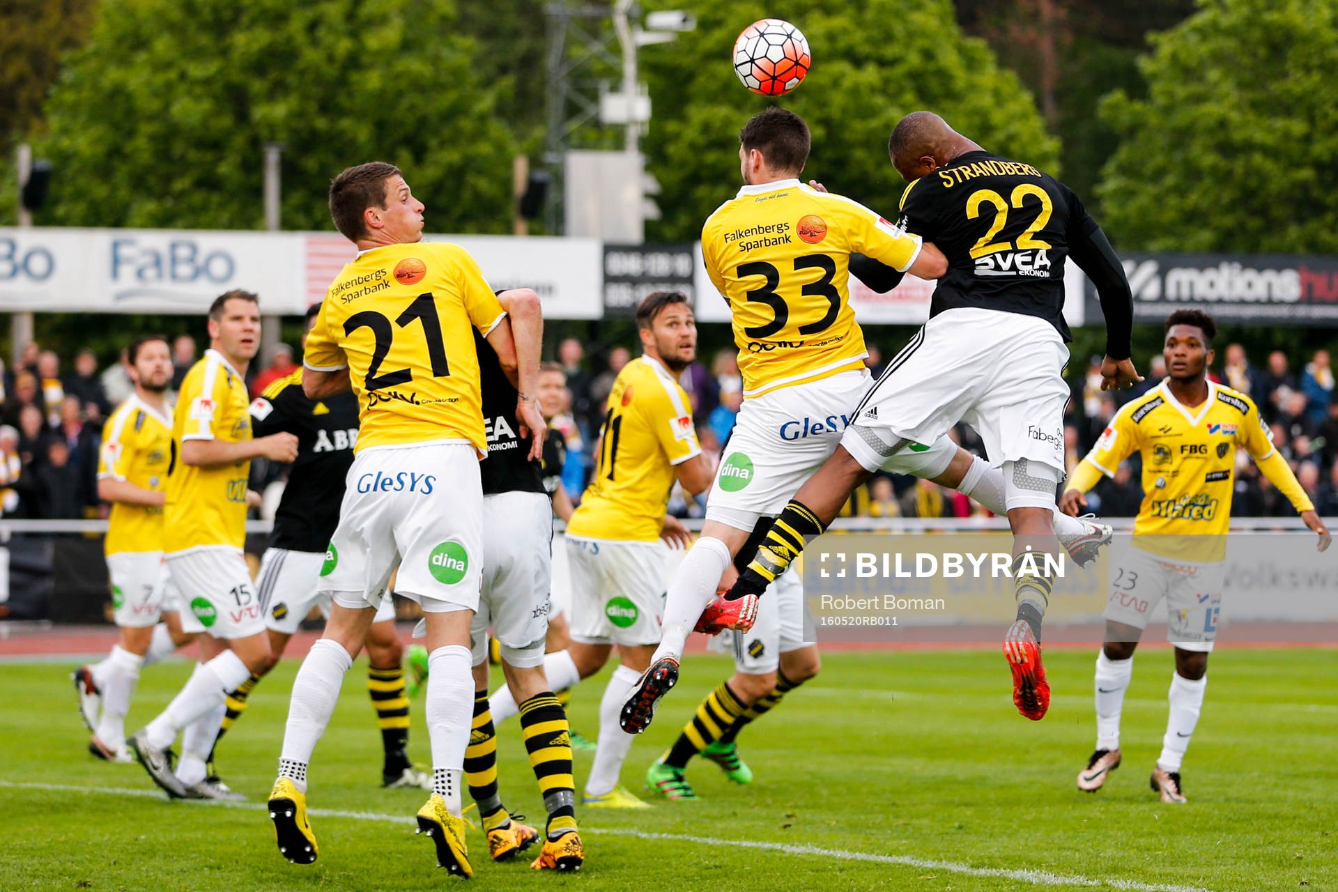 AIK:s Carlos Strandberg nickar mot mål i kamp med Falkenbergs Tibor Joza under fotbollsmatchen i Allsvenskan mellan Falkenberg och AIK den 20 maj 2016 i Falkenberg.
