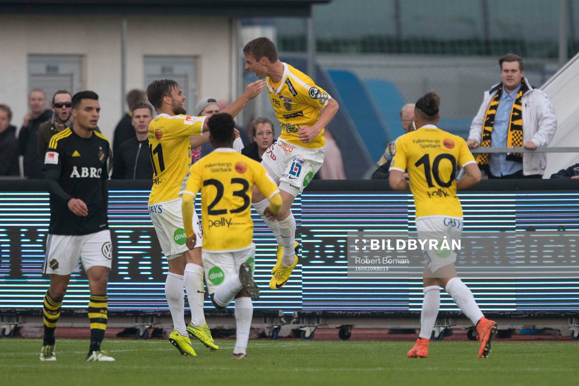 Falkenbergs spelare jublar