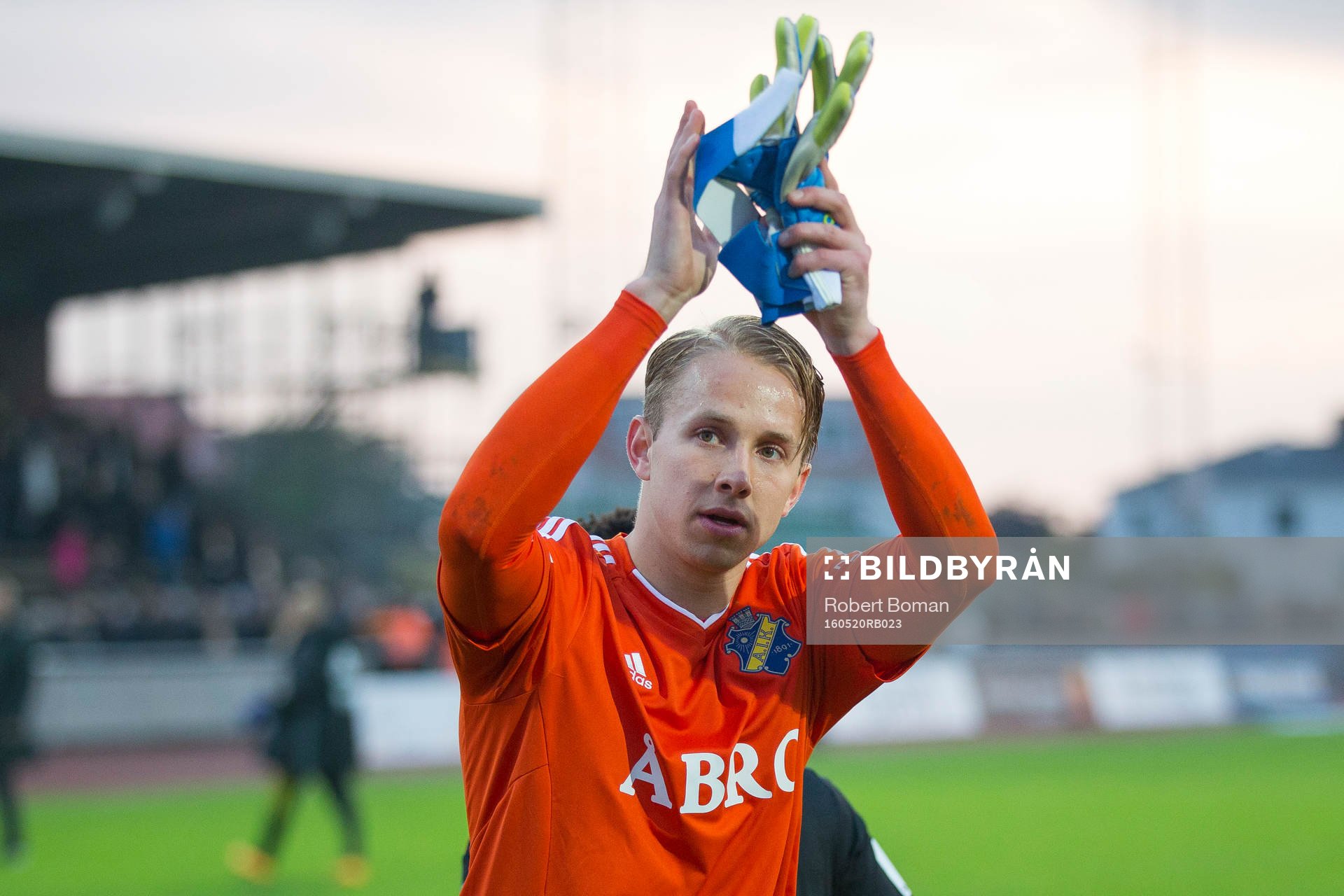 s målvakt Patrik Carlgren jublar