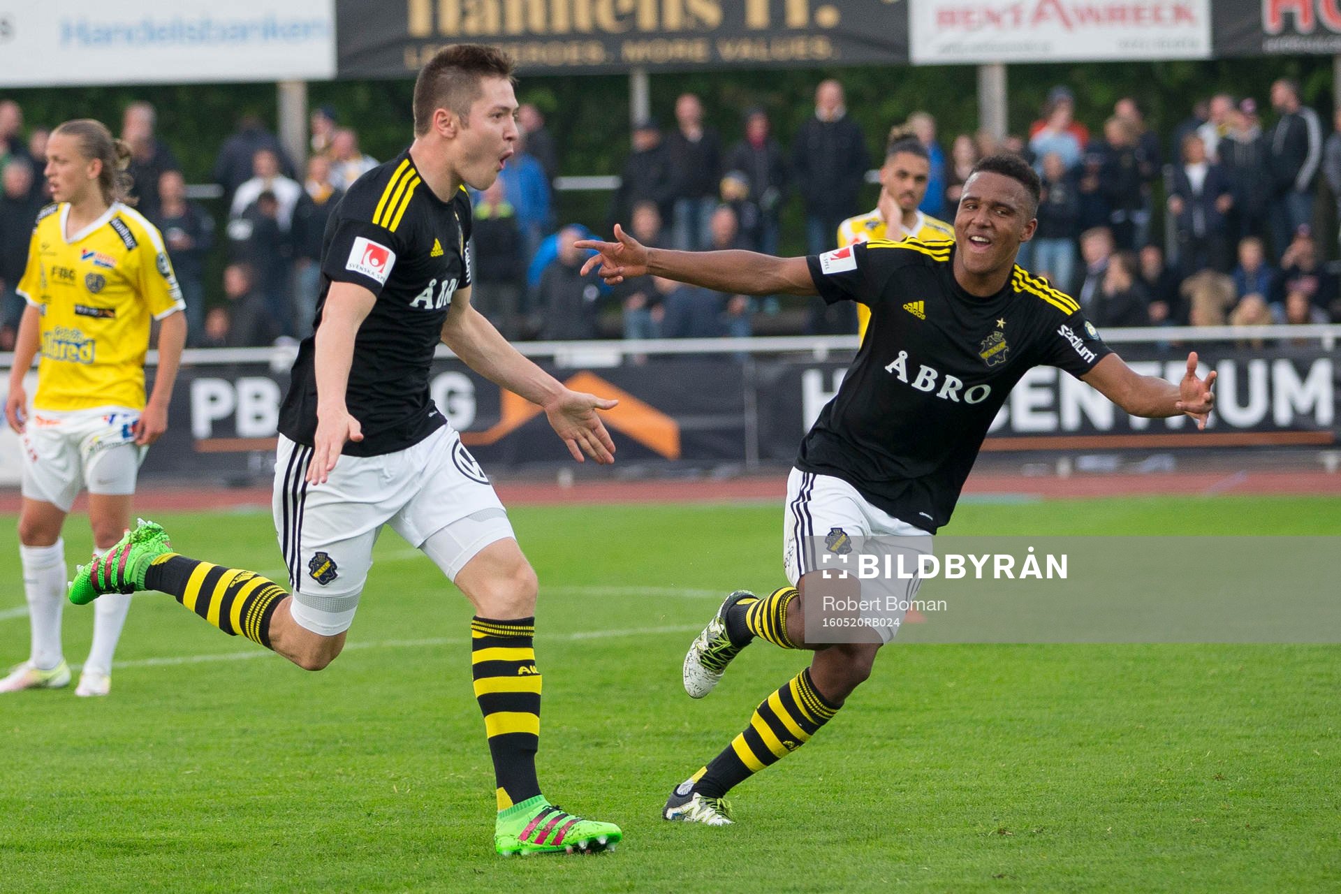 AIK:s Haukur Hauksson och Niclas Eliasson jublar efter 1-2 under fotbollsmatchen i Allsvenskan mellan Falkenberg och AIK den 20 maj 2016 i Falkenberg.