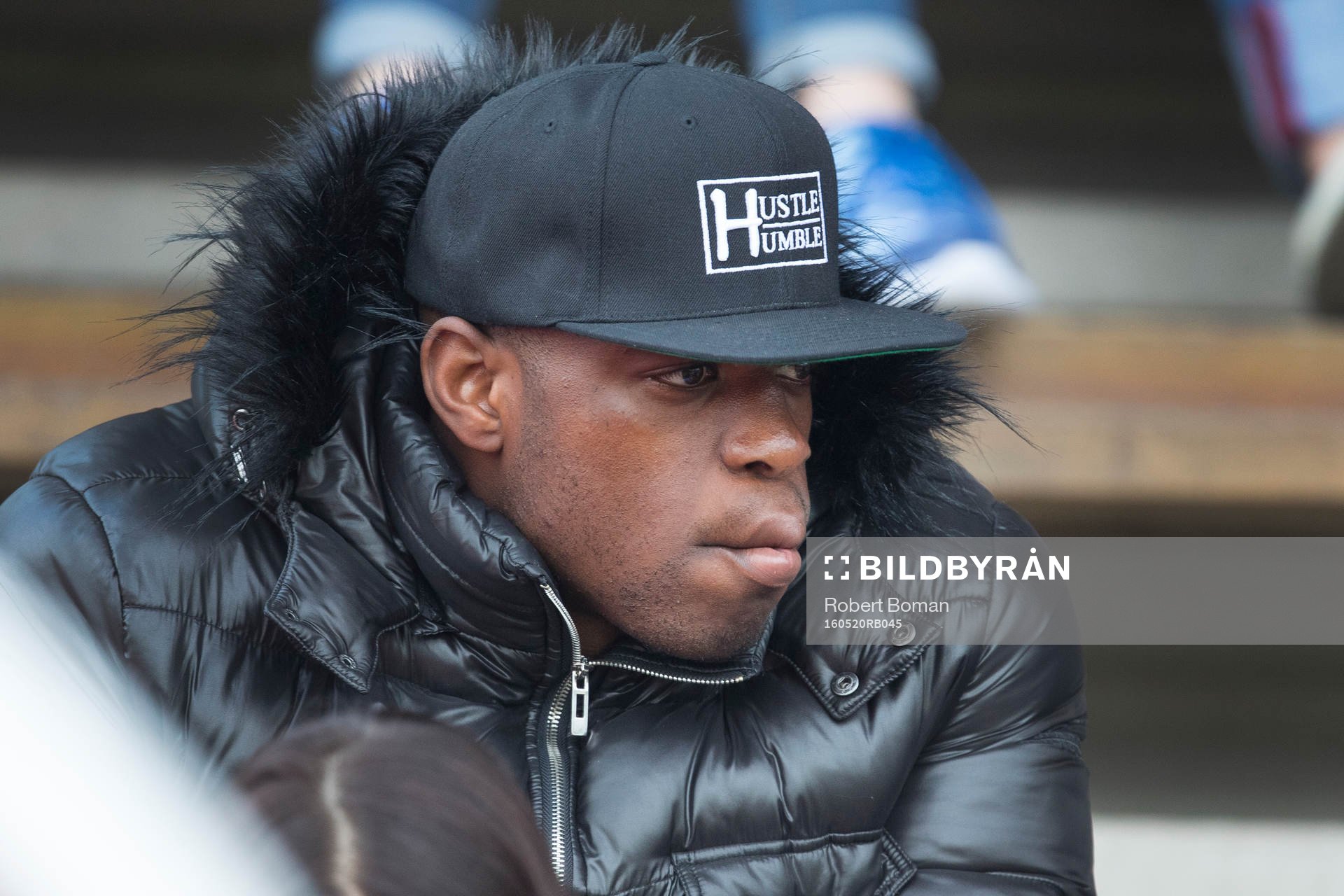 Falkenbergs Hakeem Araba sitter på läktaren