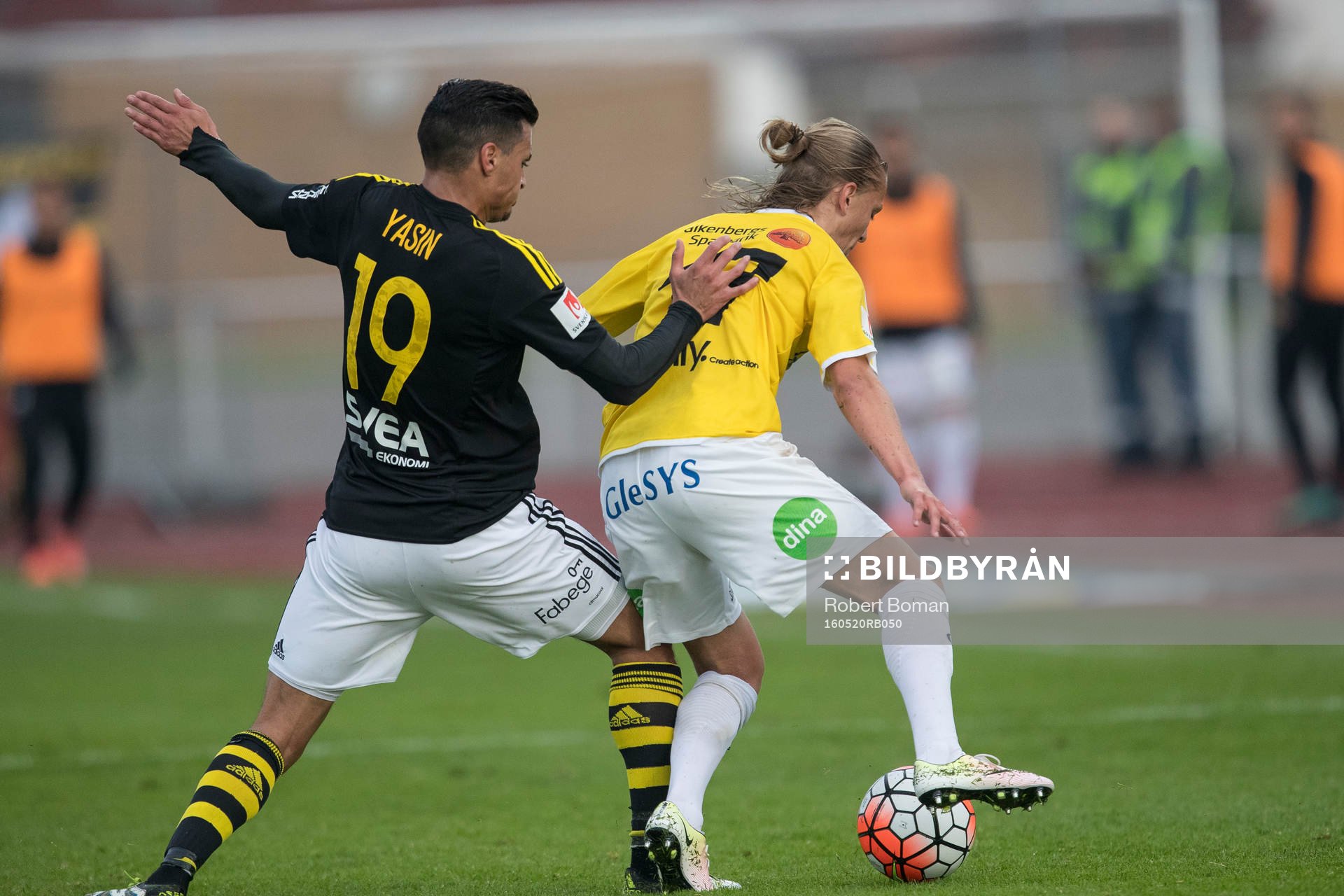 AIK:s Ahmed Yasin ger Falkenbergs Jesper Karlsson en knuff i ryggen under fotbollsmatchen i Allsvenskan mellan Falkenberg och AIK den 20 maj 2016 i Falkenberg.