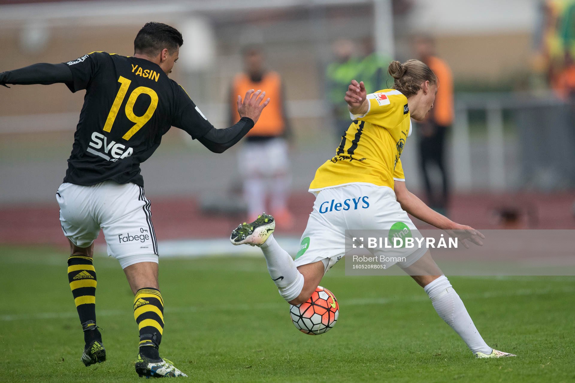 AIK:s Ahmed Yasin ger Falkenbergs Jesper Karlsson en knuff i ryggen under fotbollsmatchen i Allsvenskan mellan Falkenberg och AIK den 20 maj 2016 i Falkenberg.