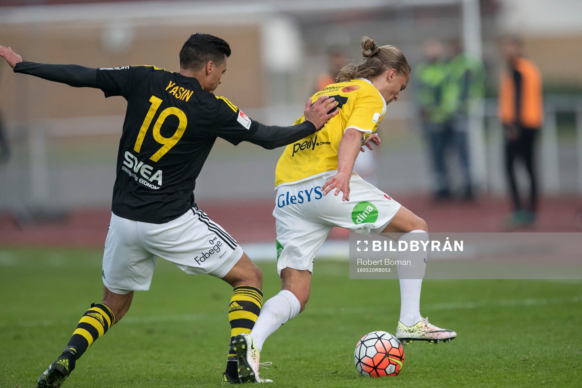 AIK:s Ahmed Yasin ger Falkenbergs Jesper Karlsson en knuff i ryggen under fotbollsmatchen i Allsvenskan mellan Falkenberg och AIK den 20 maj 2016 i Falkenberg.