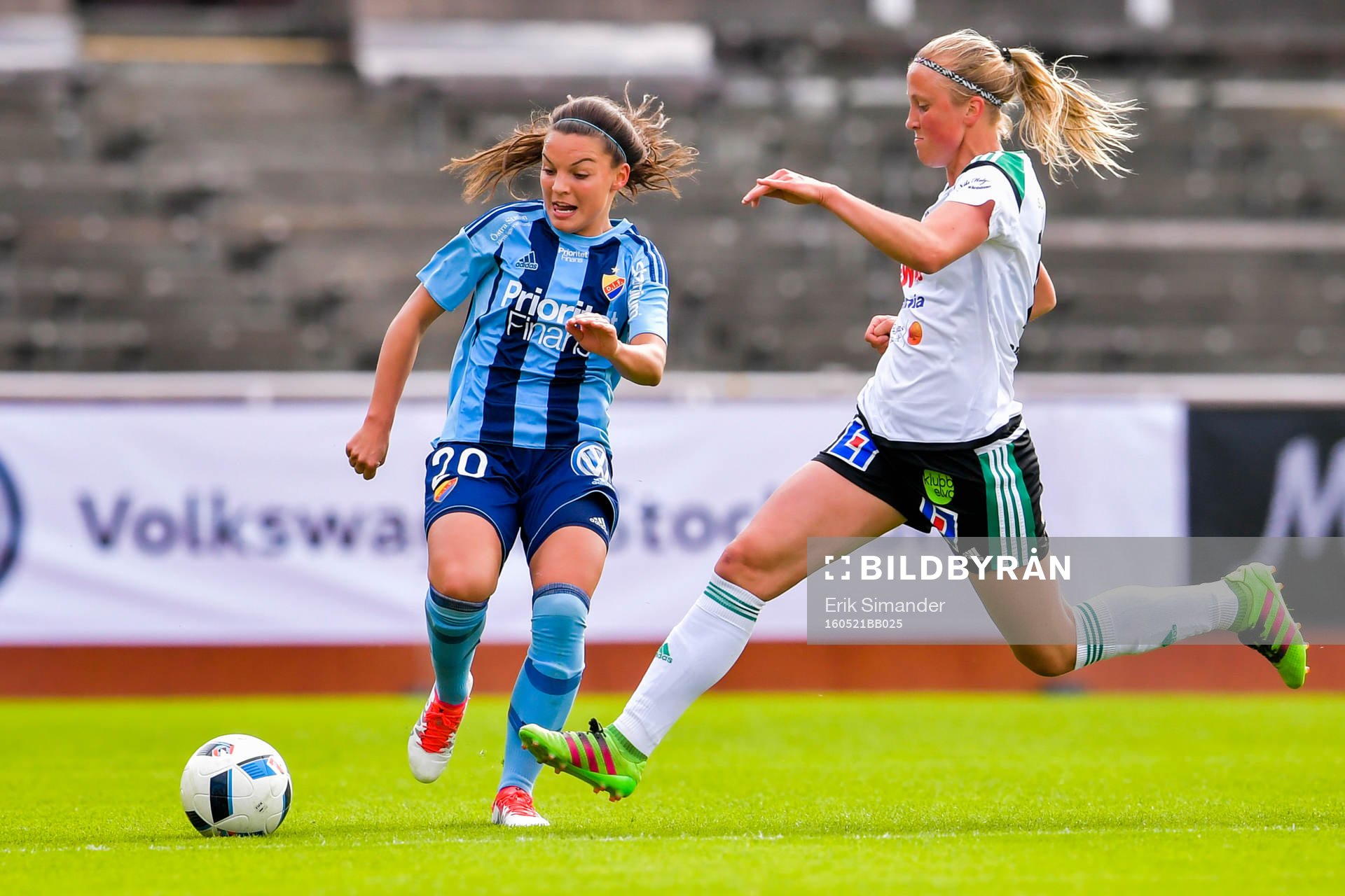 Djurgårdens Johanna Rytting Kaneryd och Mallbackens Zoe Ness under fotbollsmatchen i Damallsvenskan mellan Djurgården och Mallbacken den 21 maj 2016 i Stockholm.