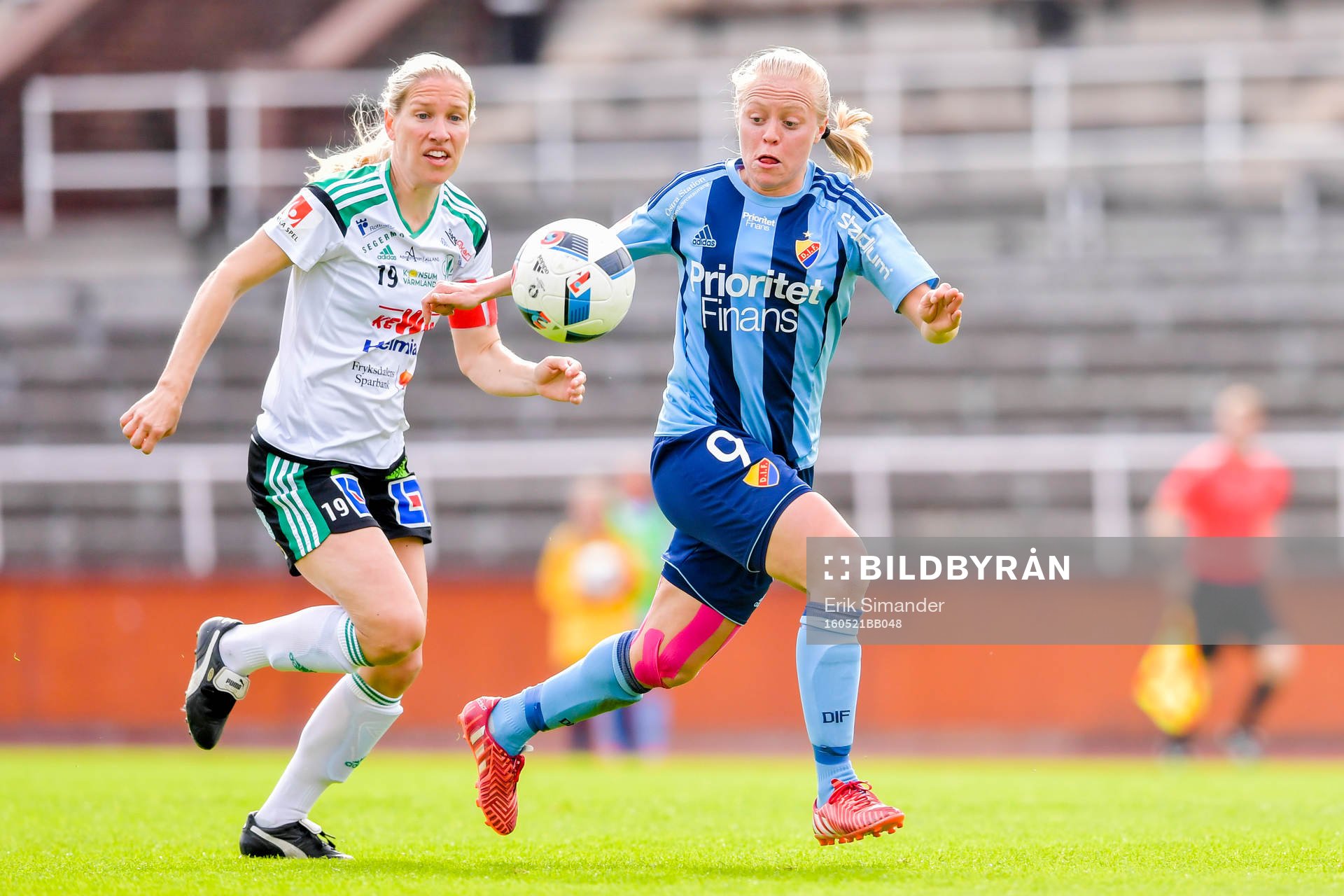 Mallbackens Frida Broström och Djurgårdens Mia Jalkerud