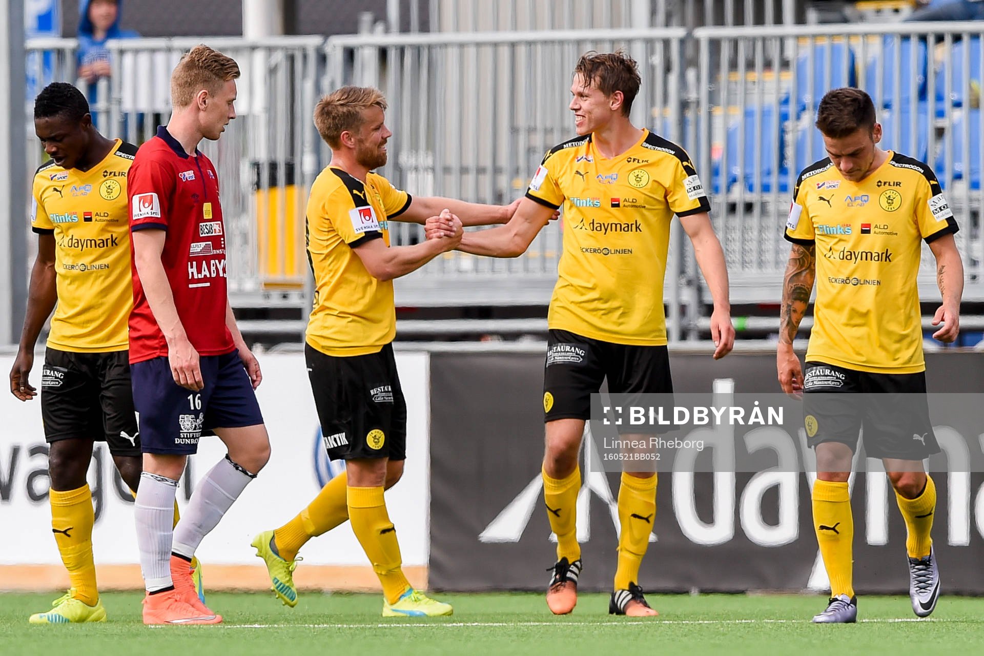 Frejs Philip Wiström och Pontus Silfwer jublar