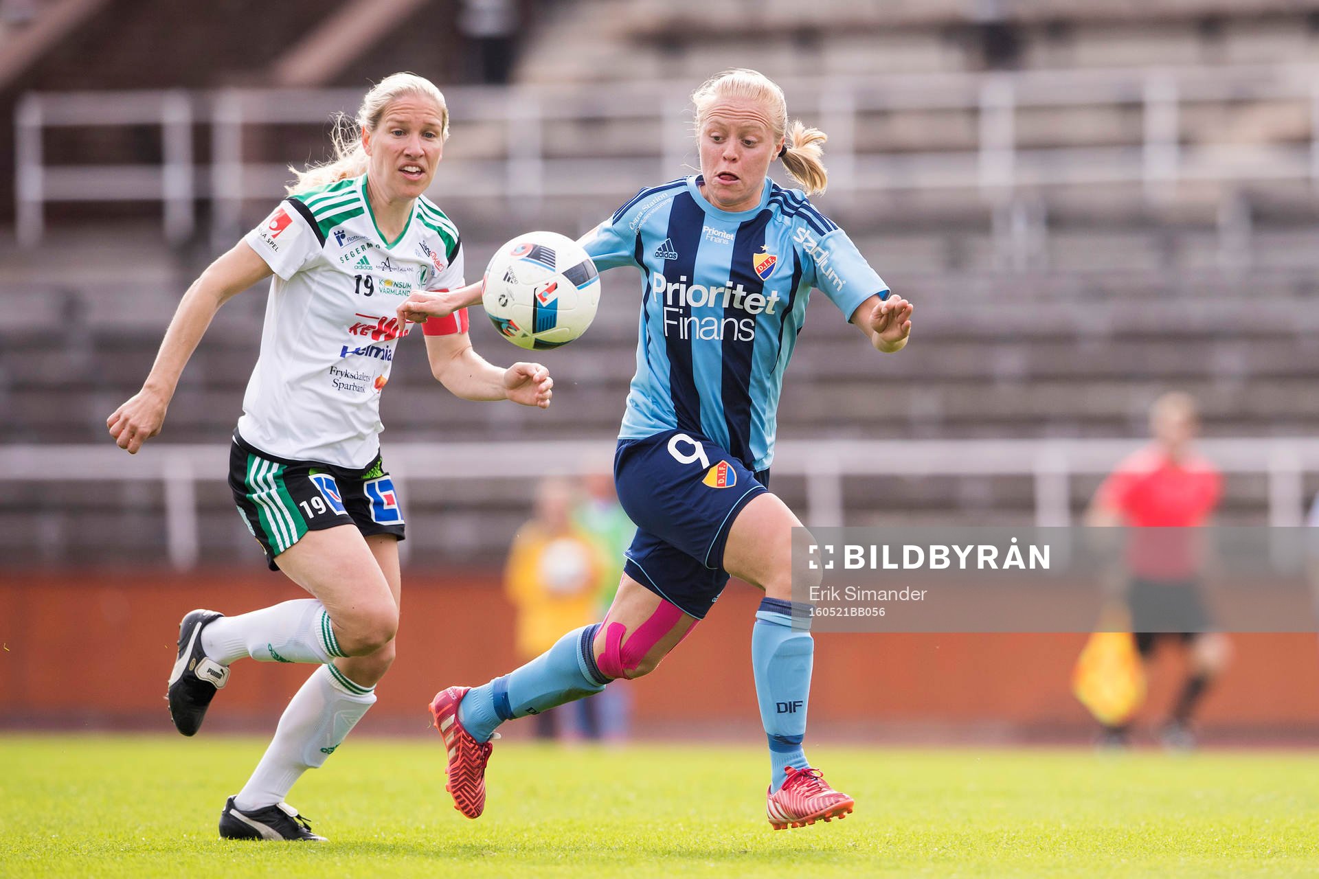 Djurgårdens Mia Jalkerud och Mallbackens Frida Broström