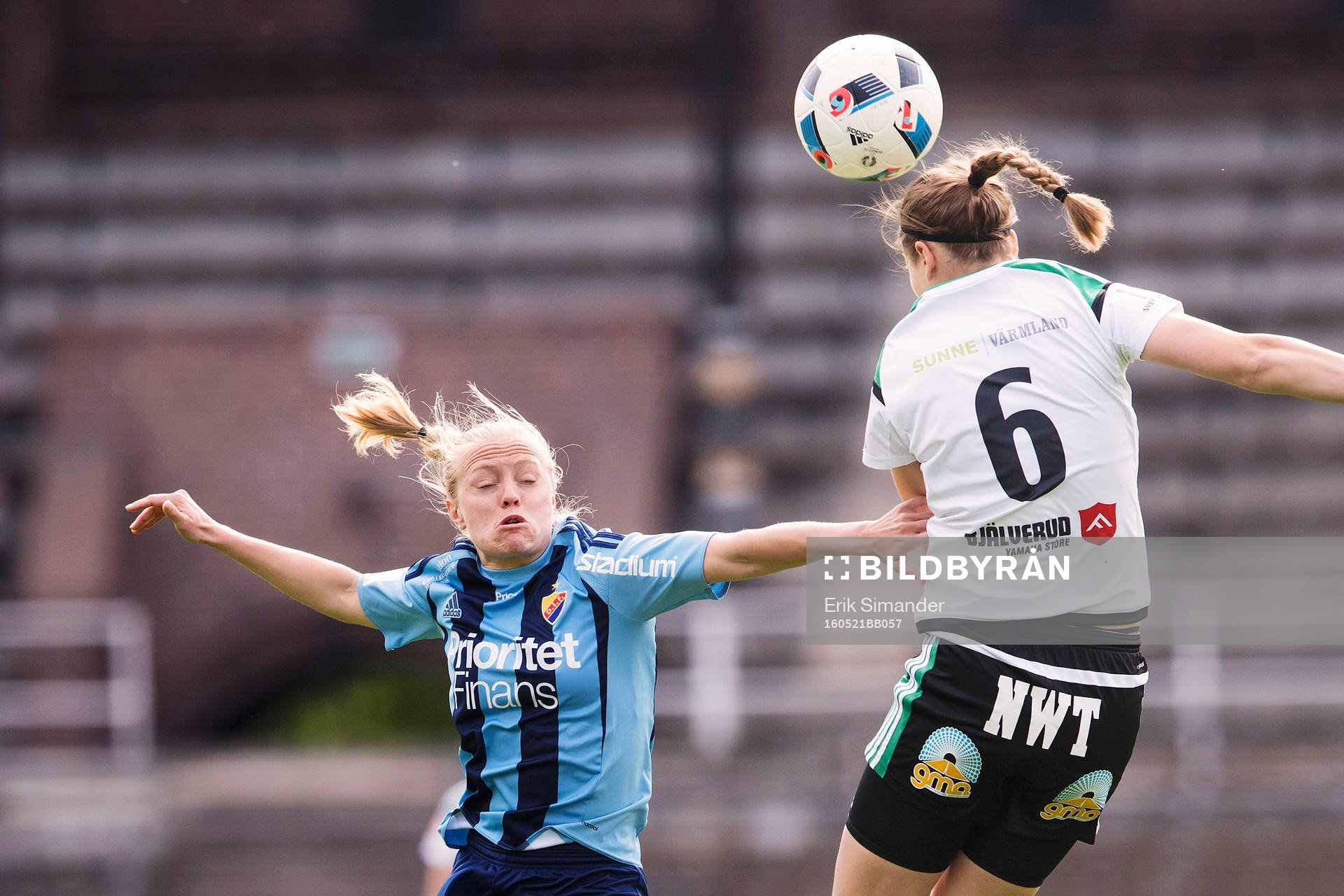 Djurgårdens Mia Jalkerud och Mallbackens Sarah Bergman i
