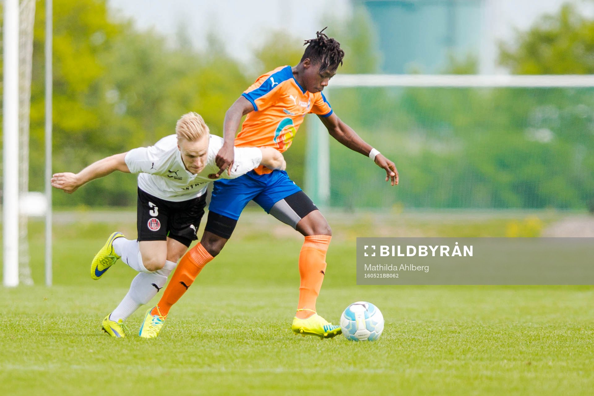 Hittarps Rasmus Ewetzh och Vejbys Christopher Gideon under fotbollsmatchen i division 3 mellan Vejby och Hittarp den 21 maj 2016 i Vejbystrand.