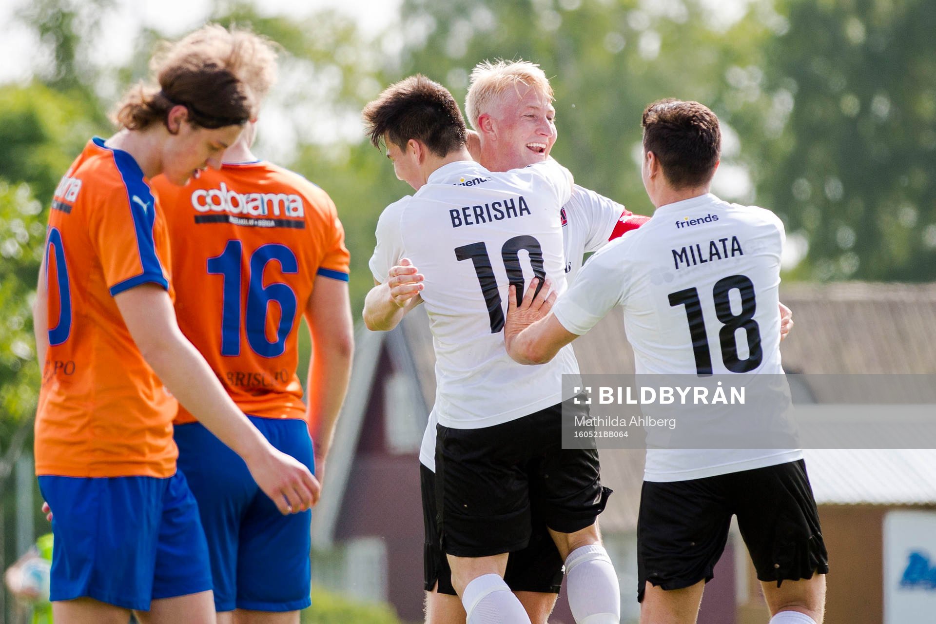 Vejbys spelare deppar och Hittarps Viktor Wihlstrand jublar