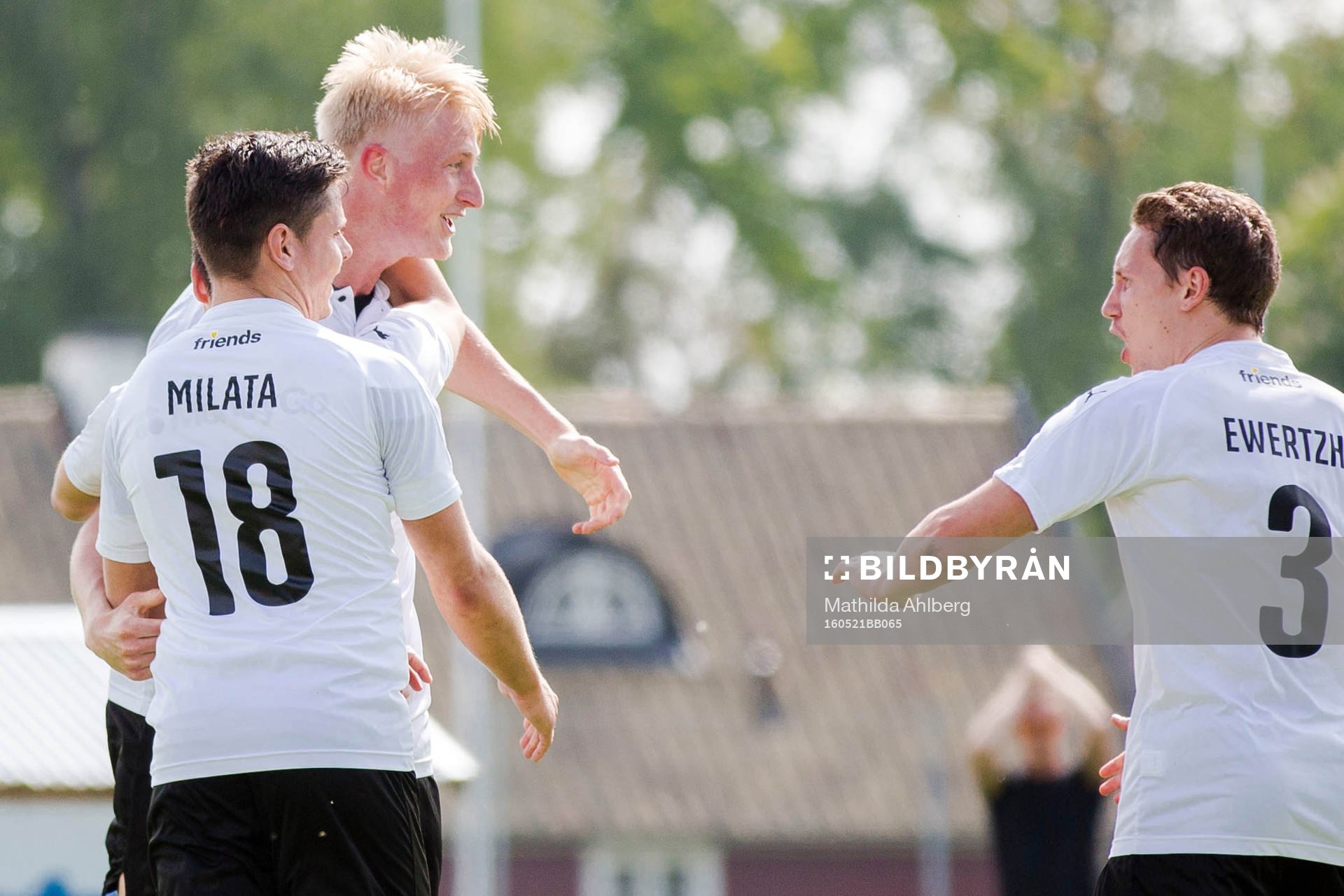 Hittarps Viktor Wihlstrand jublar tillsammans med Peter Milata (ryggen åt kameran) och Rasmus Ewetzh under fotbollsmatchen i division 3 mellan Vejby och Hittarp den 21 maj 2016 i Vejbystrand.