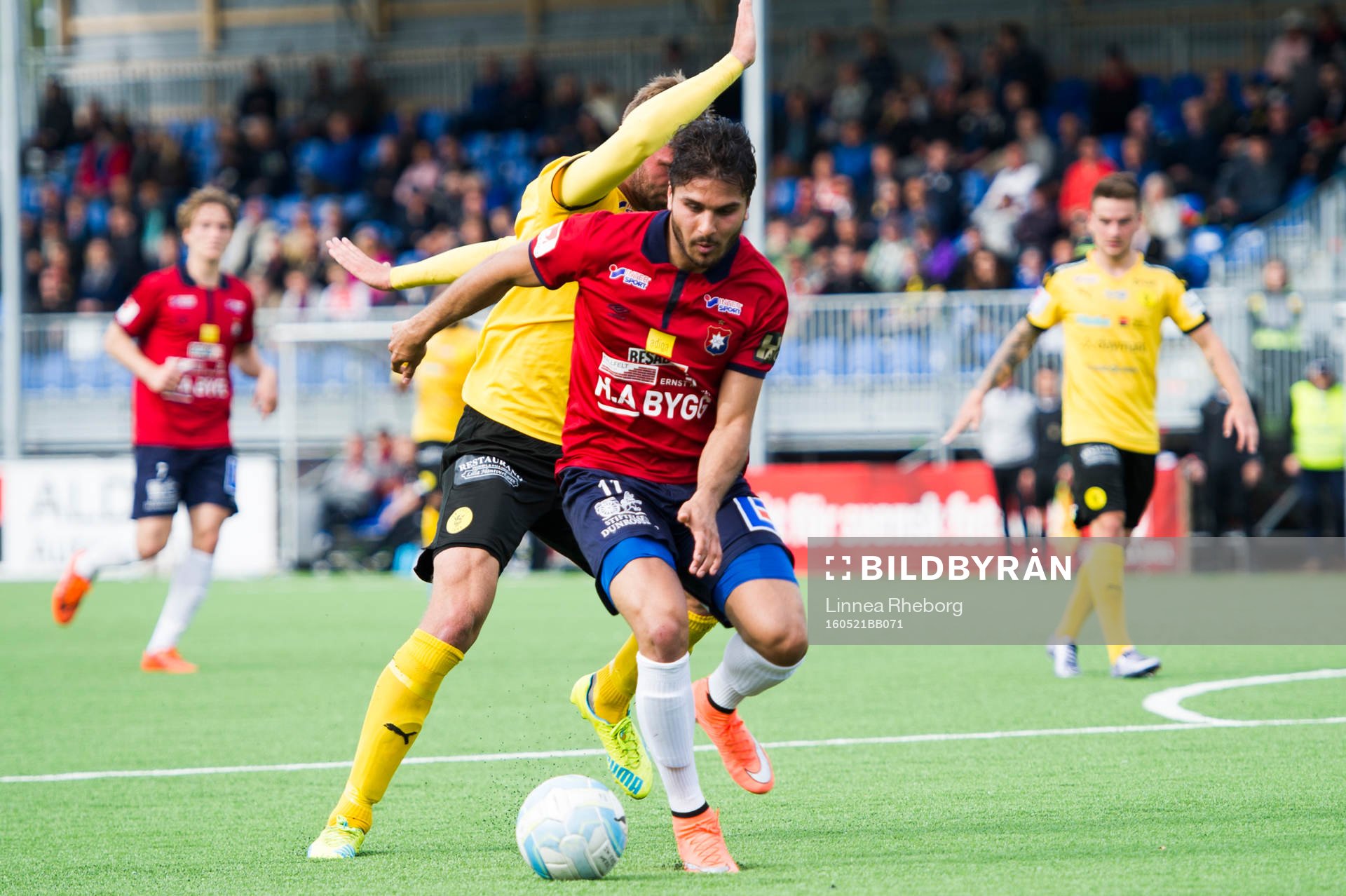 Örgrytes William Atashkadeh och Frejs Johannes Gustafsson i kamp om bollen under fotbollsmatchen i Superettan mellan IK Frej och Örgryte den 21 maj 2016 i Täby.