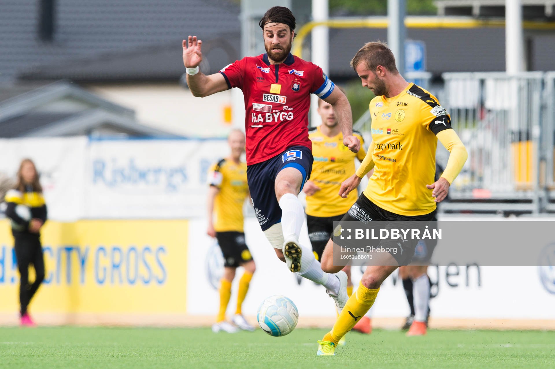Örgrytes George Mourad och Frejs Johannes Gustafsson i kamp om bollen under fotbollsmatchen i Superettan mellan IK Frej och Örgryte den 21 maj 2016 i Täby.