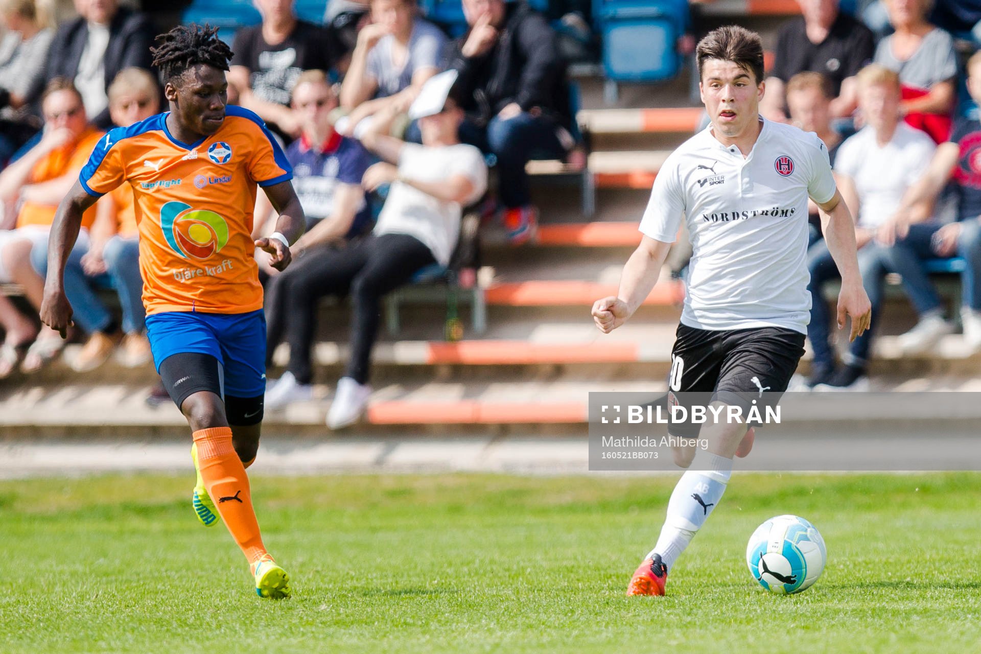 Vejbys Christopher Gideon och Hittarps Adonis Berisha under fotbollsmatchen i division 3 mellan Vejby och Hittarp den 21 maj 2016 i Vejbystrand.