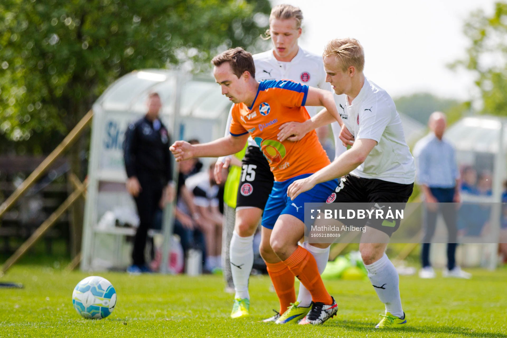 Vejbys Andreas Möller i duell om bollen med Hittarps Emil