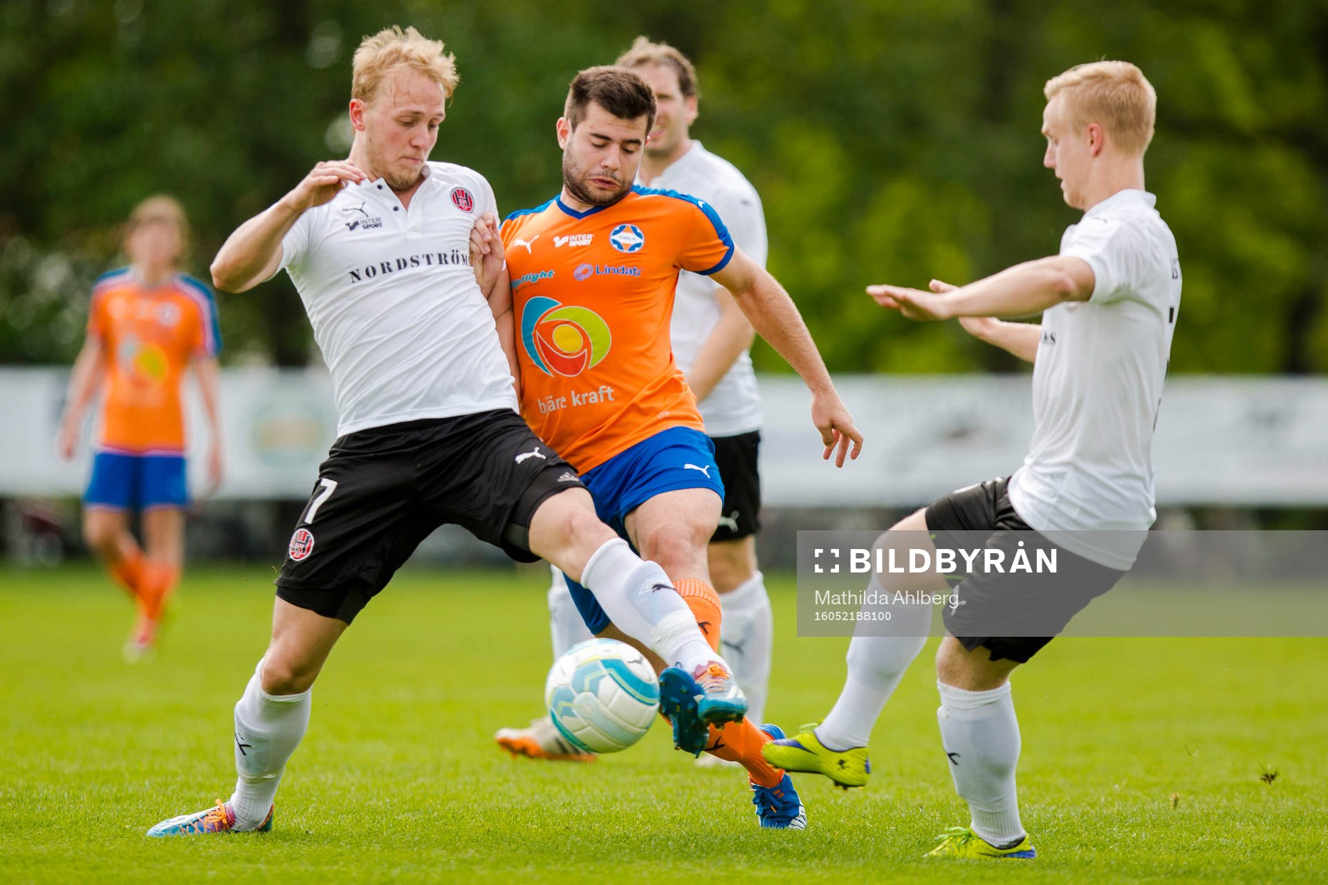 Hittarps Johan Wester och Vejbys Albin Subasic under fotbollsmatchen i division 3 mellan Vejby och Hittarp  den 21 maj 2016 i Vejbystrand.