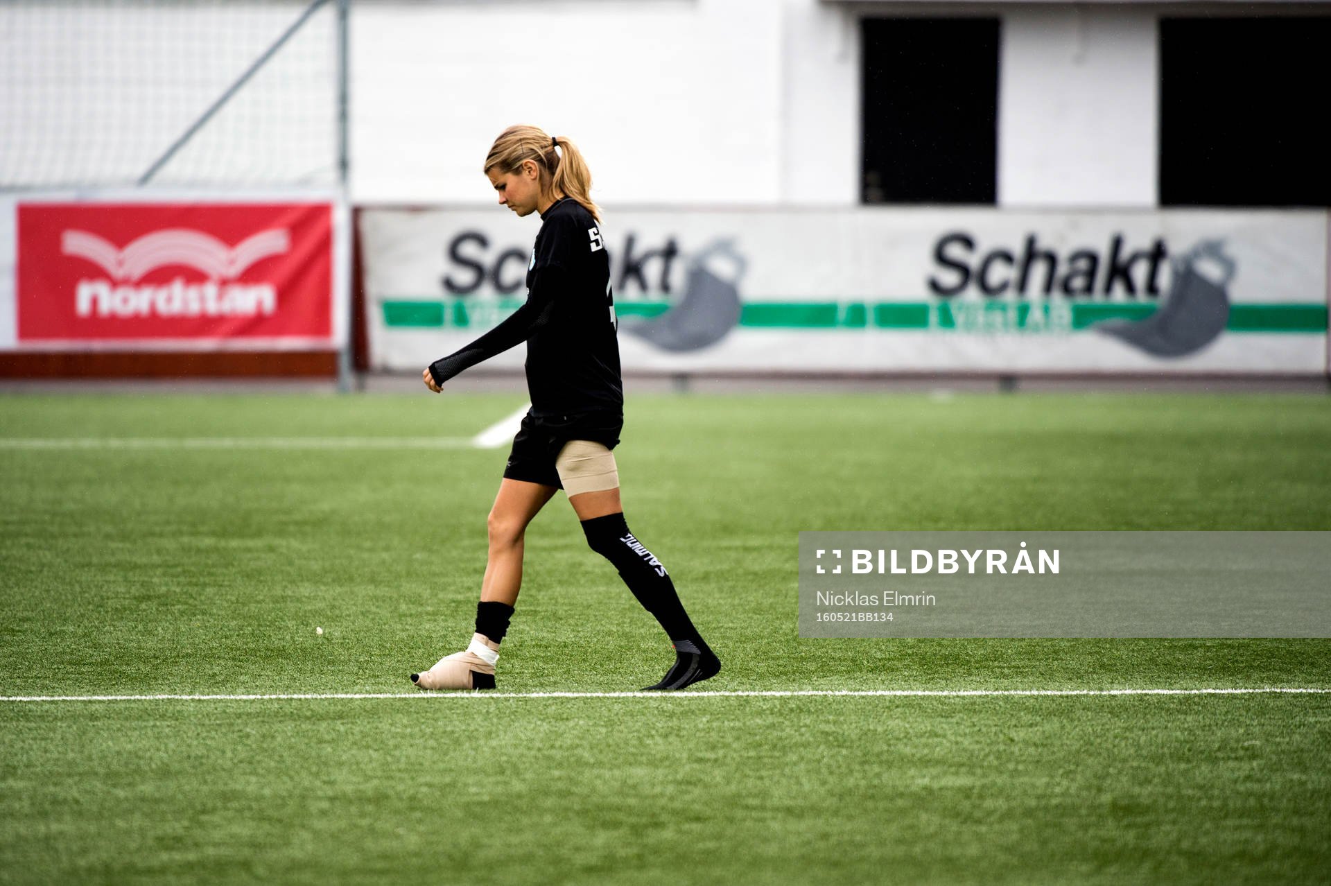 Göteborgs Andrine Hegerberg lätt skadad i Damallsvenskan mellan Kopparbergs/Göteborg och FC Rosengård den 21 maj 2016 i Göteborg.