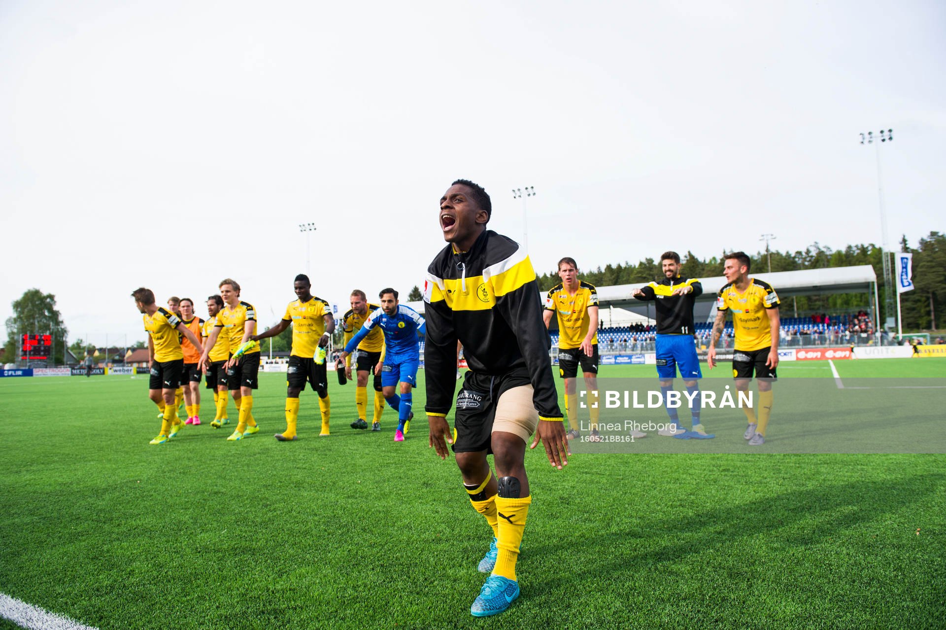 Frejs Dida Rashidi med lagkamrater jublar mot publiken efter fotbollsmatchen i Superettan mellan IK Frej och Örgryte den 21 maj 2016 i Täby.