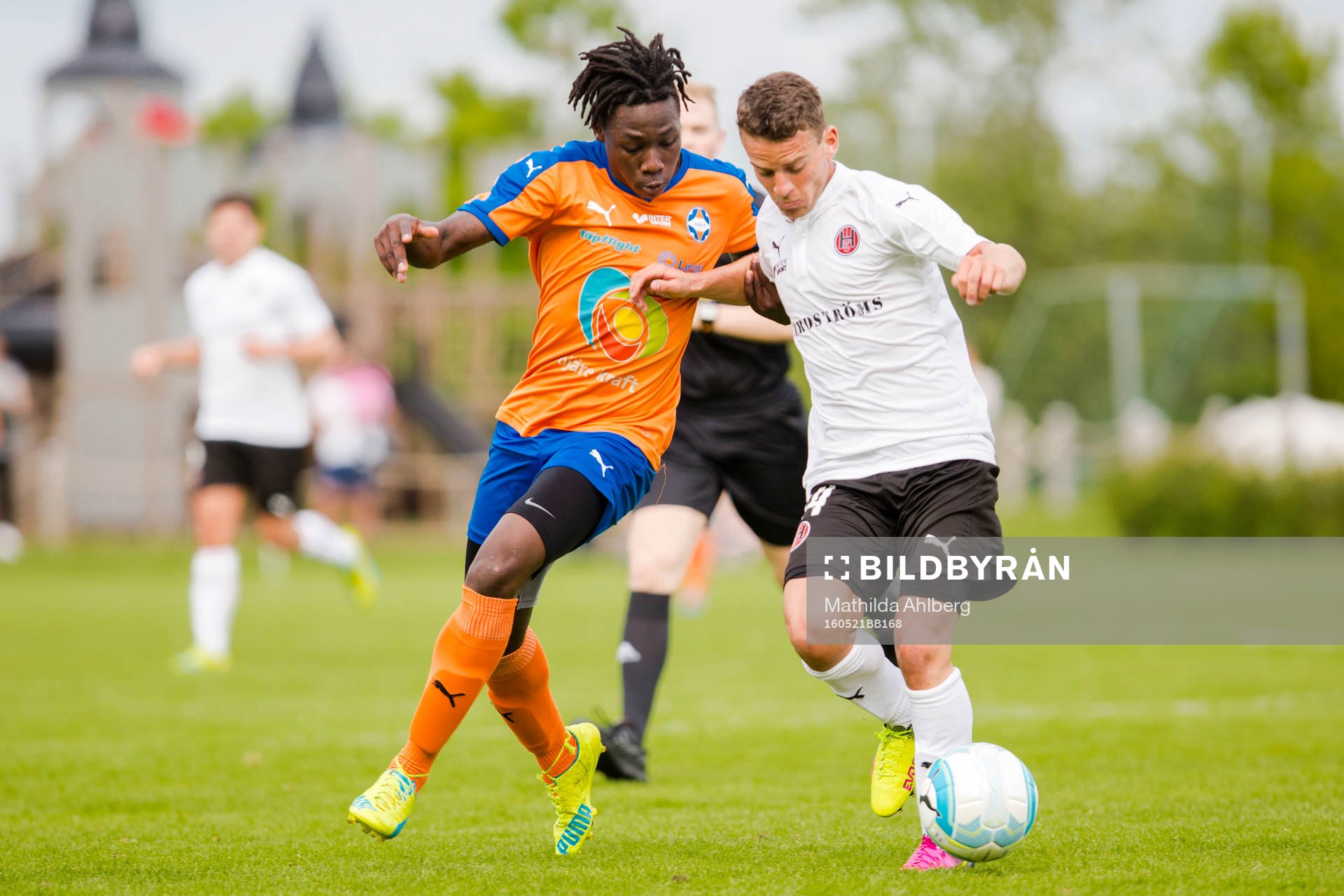 Vejbys Christopher Gideon och Hittarps Omar Hamid under fotbollsmatchen i division 3 mellan Vejby och Hittarp den 21 maj 2016 i Vejbystrand.