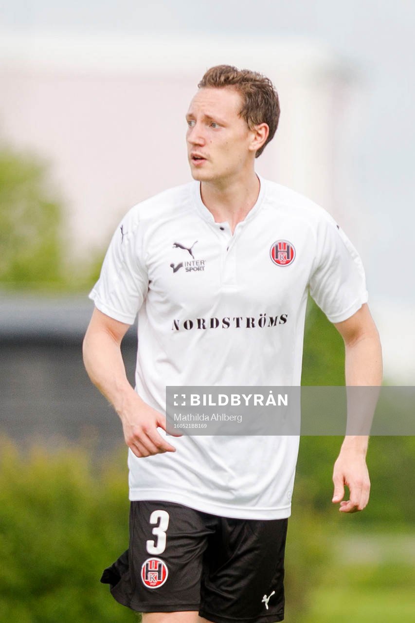 Hittarps Rasmus Ewetzh under fotbollsmatchen i division 3 mellan Vejby och Hittarp  den 21 maj 2016 i Vejbystrand.
