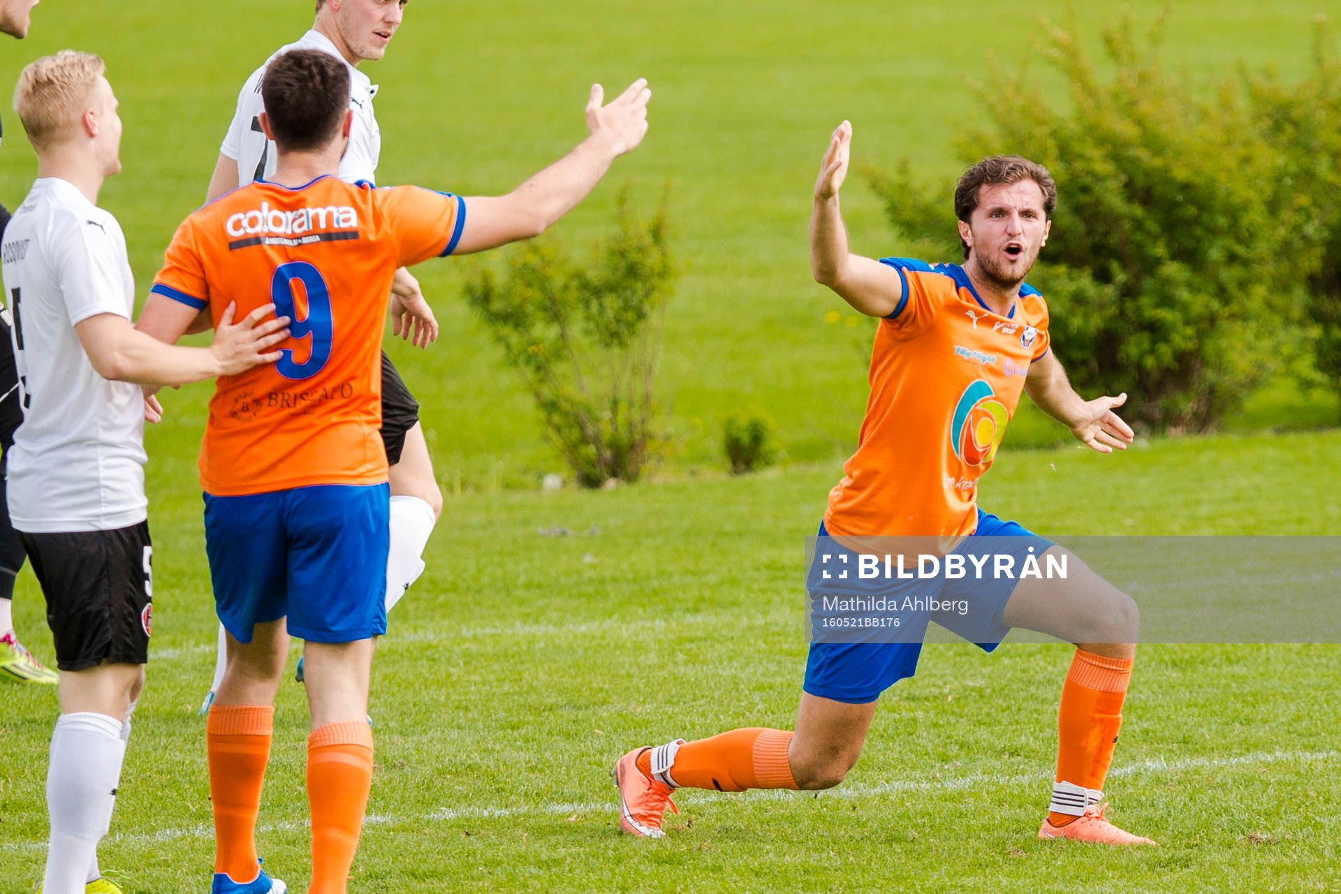 Vejbys Mario Gadza protesterar under fotbollsmatchen i division 3 mellan Vejby och Hittarp  den 21 maj 2016 i Vejbystrand.