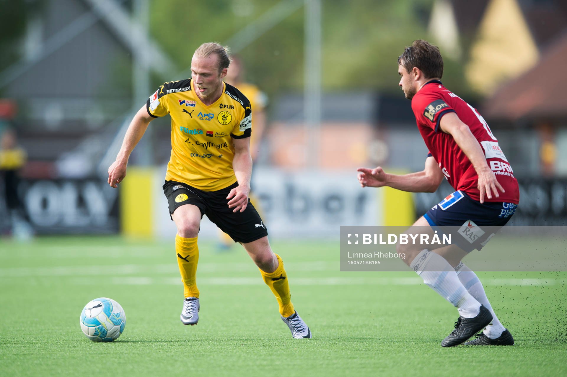 Frejs Pontus Åsbrink och Örgrytes Hannes Sahlin under fotbollsmatchen i Superettan mellan IK Frej och Örgryte den 21 maj 2016 i Täby. 