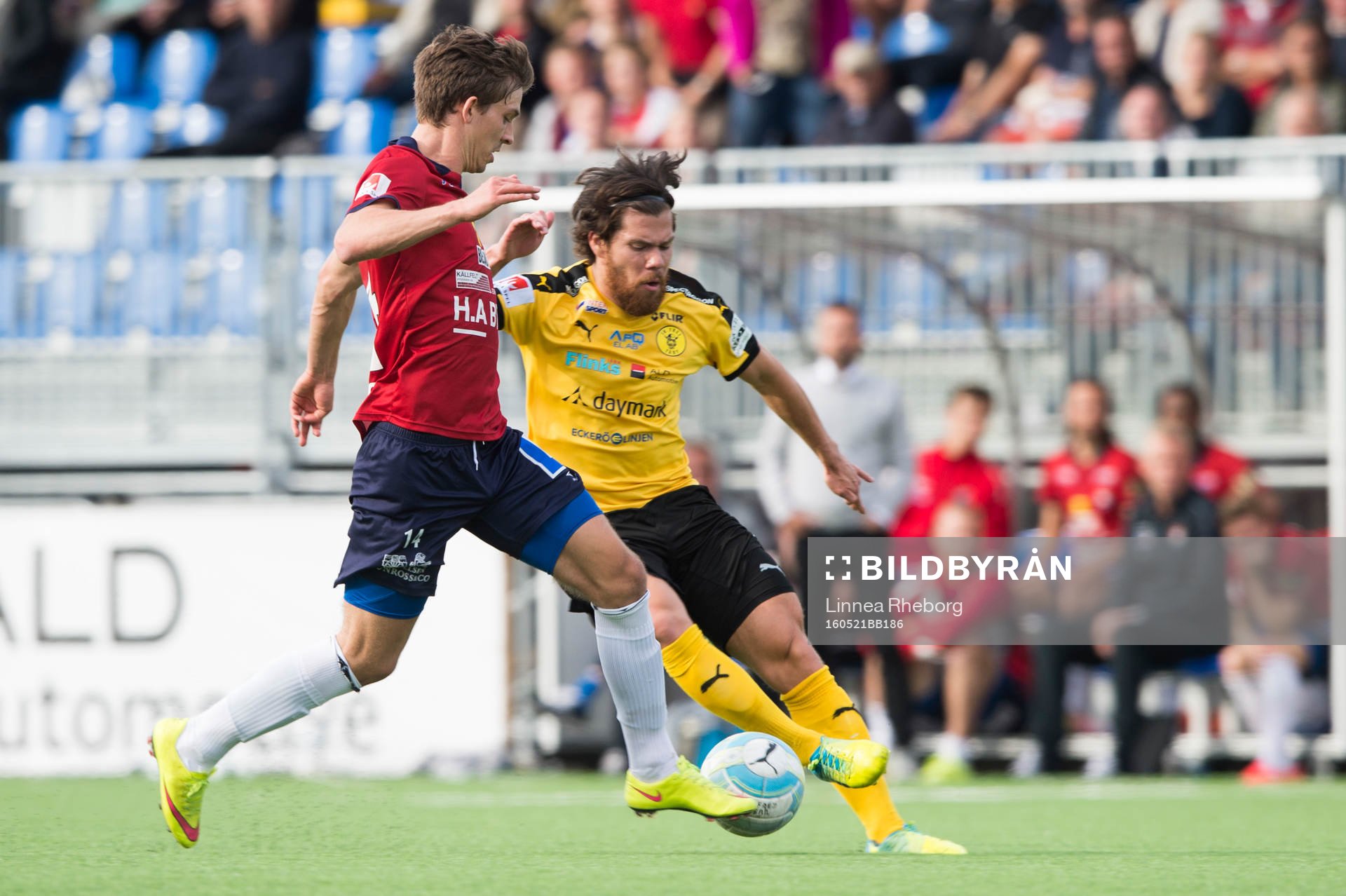 Frejs Matias Ledezma och Örgrytes Daniel Paulson i kamp om bollen under fotbollsmatchen i Superettan mellan IK Frej och Örgryte den 21 maj 2016 i Täby.
