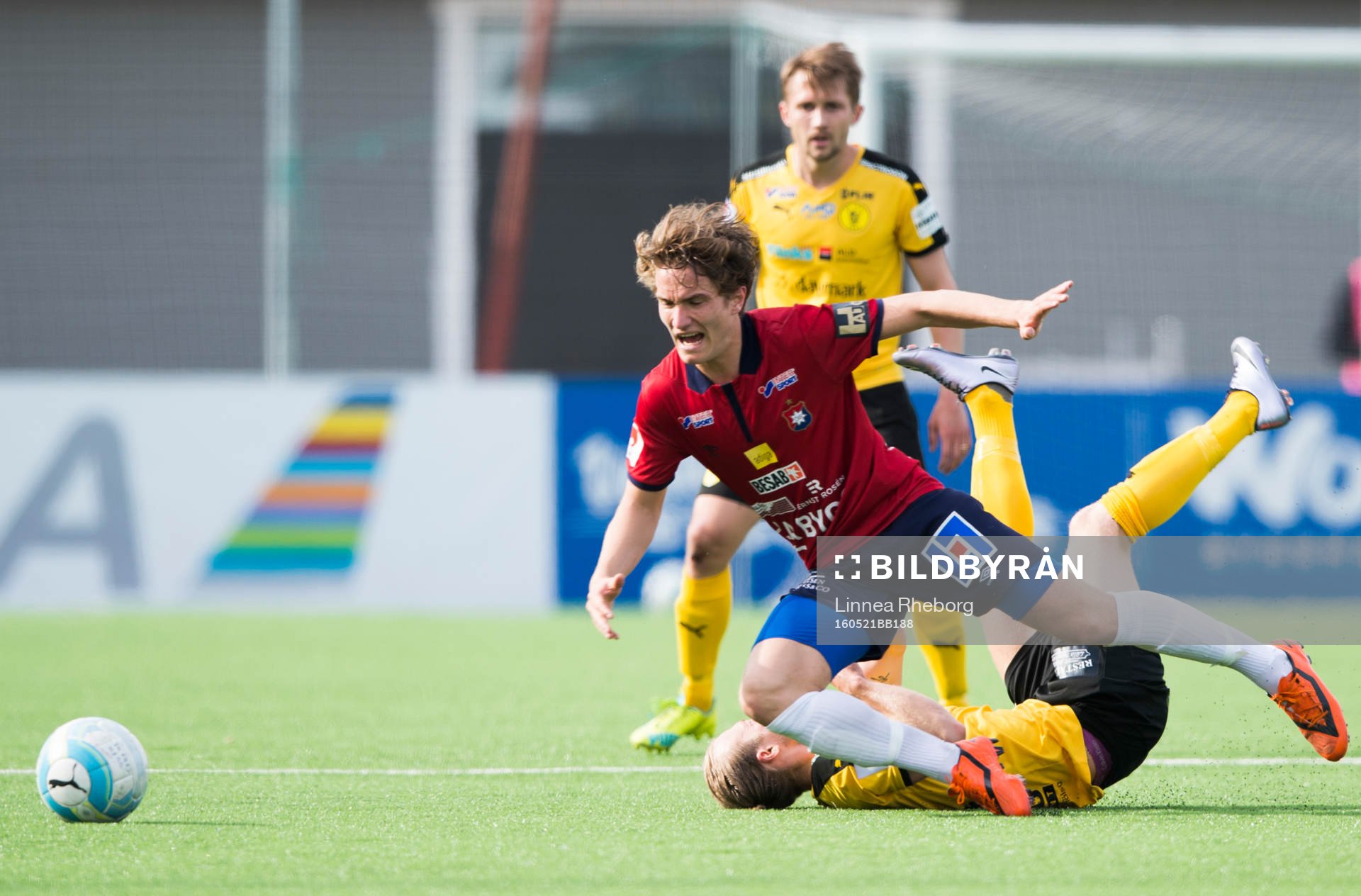 Örgrytes Jakob Lindström ramlar över Frejs Pontus