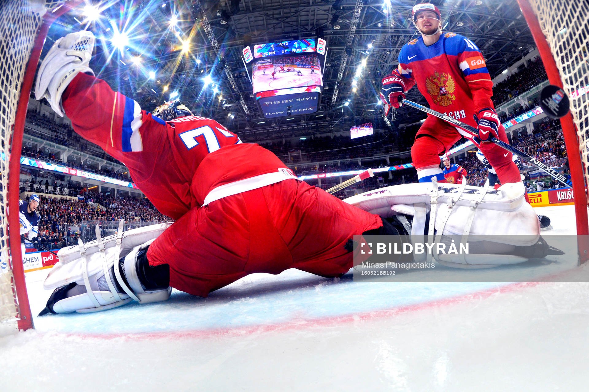 Rysslands målvakt Sergei Bobrovski och Sergei Kalinin ser